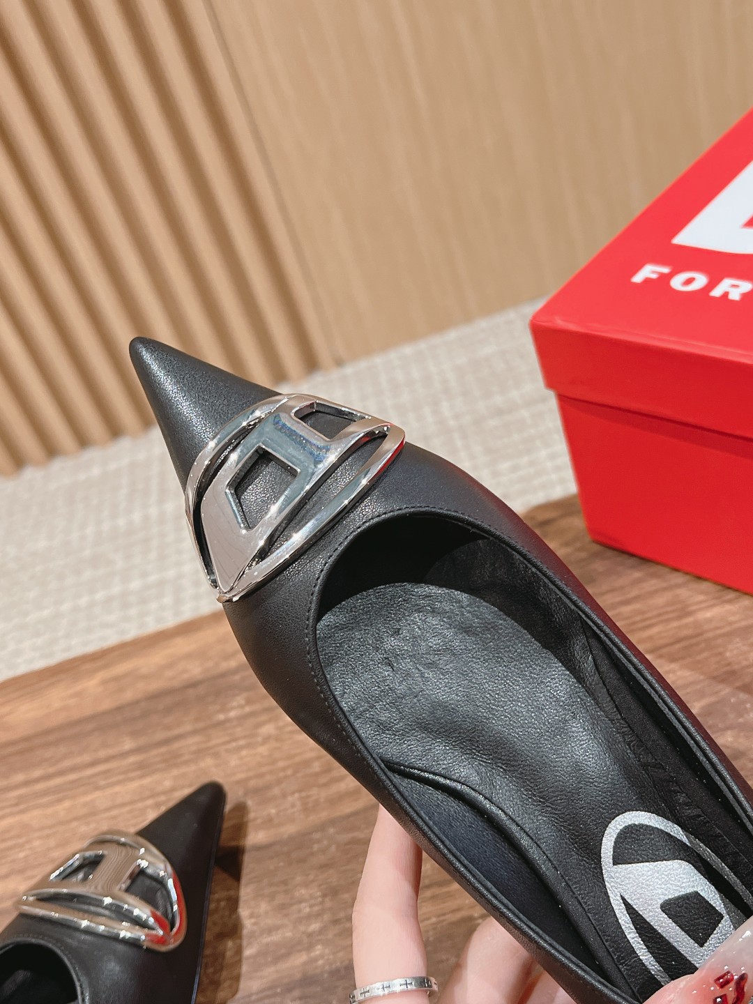 “Stylish 725 DIESEL Disai Metal Pointy Soles: Fashionable Comfort in One Shoe” - 图片 7