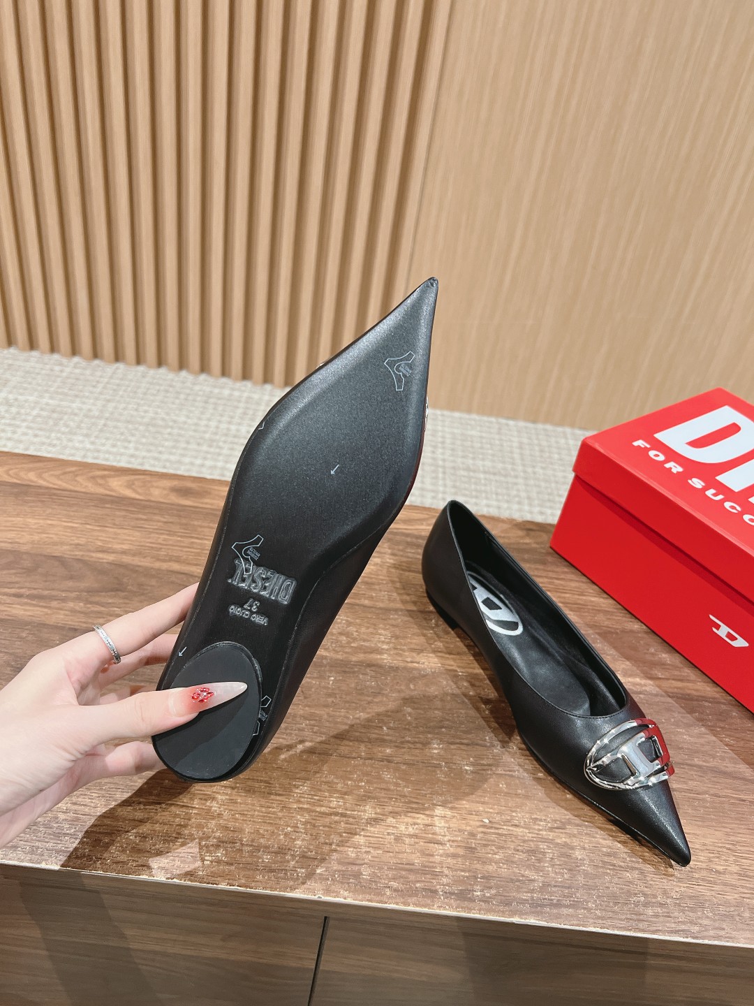 “Stylish 725 DIESEL Disai Metal Pointy Soles: Fashionable Comfort in One Shoe” - 图片 9