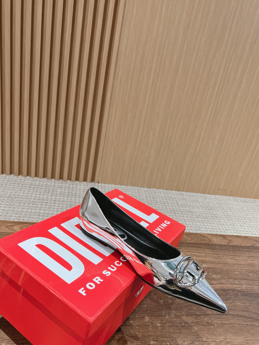 “Stylish 725 Diesel Disai Metal Pointy Sole Shoe: Fashionable Comfort and Height” - 图片 3
