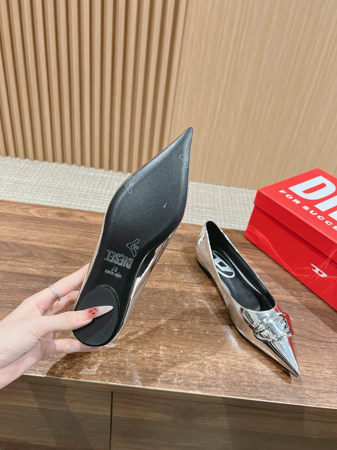 “Stylish 725 Diesel Disai Metal Pointy Sole Shoe: Fashionable Comfort and Height” - 图片 9