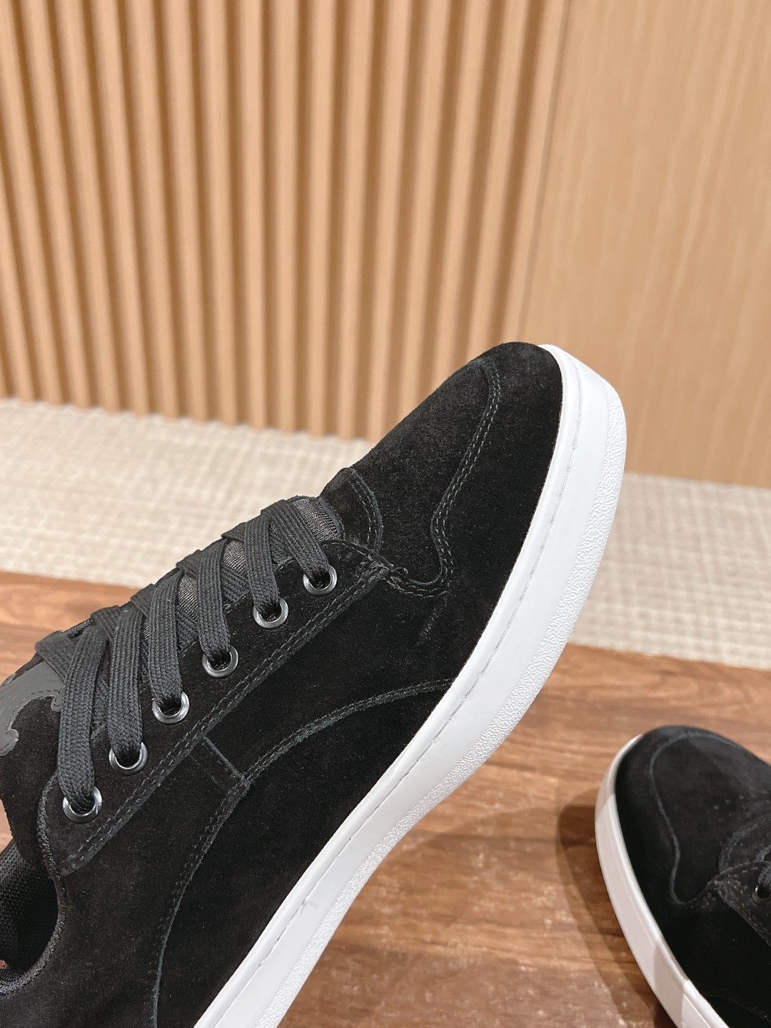 Celine 𝐂𝐄𝐋𝐈𝐍𝐄# 思琳新品走秀款面包鞋 TRAINER厚底系列运动鞋、这一季运动休闲鞋无论从楦型的轮廓 隔板的拼接都让人耳目一新、前后品牌LOGO相呼应、大底边位明显Celine字母点缀、无不彰显品牌元素、鞋面高光丝牛绒、TPU私模大底 Size：女码35-41（40/41定做） 男码38-4538/45定做