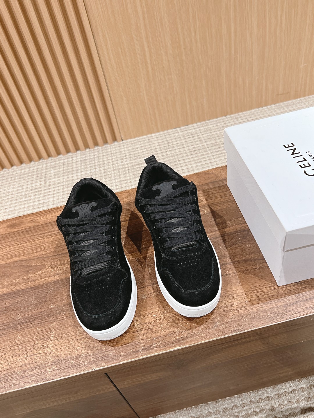 Celine 𝐂𝐄𝐋𝐈𝐍𝐄# 思琳新品走秀款面包鞋 TRAINER厚底系列运动鞋、这一季运动休闲鞋无论从楦型的轮廓 隔板的拼接都让人耳目一新、前后品牌LOGO相呼应、大底边位明显Celine字母点缀、无不彰显品牌元素、鞋面高光丝牛绒、TPU私模大底 Size：女码35-41（40/41定做） 男码38-4538/45定做