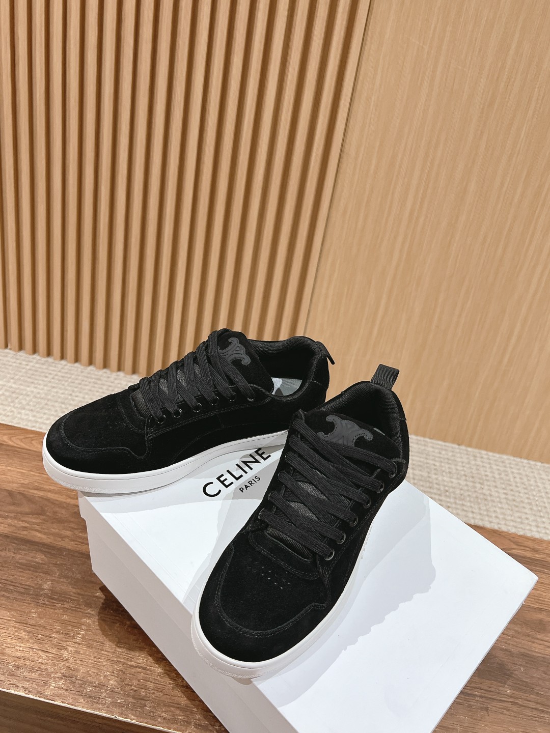 Celine 𝐂𝐄𝐋𝐈𝐍𝐄# 思琳新品走秀款面包鞋 TRAINER厚底系列运动鞋、这一季运动休闲鞋无论从楦型的轮廓 隔板的拼接都让人耳目一新、前后品牌LOGO相呼应、大底边位明显Celine字母点缀、无不彰显品牌元素、鞋面高光丝牛绒、TPU私模大底 Size：女码35-41（40/41定做） 男码38-4538/45定做