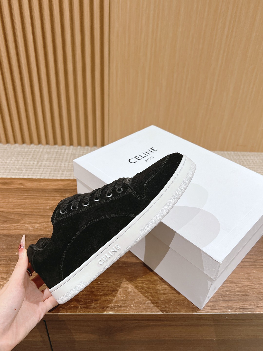 Celine 𝐂𝐄𝐋𝐈𝐍𝐄# 思琳新品走秀款面包鞋 TRAINER厚底系列运动鞋、这一季运动休闲鞋无论从楦型的轮廓 隔板的拼接都让人耳目一新、前后品牌LOGO相呼应、大底边位明显Celine字母点缀、无不彰显品牌元素、鞋面高光丝牛绒、TPU私模大底 Size：女码35-41（40/41定做） 男码38-4538/45定做