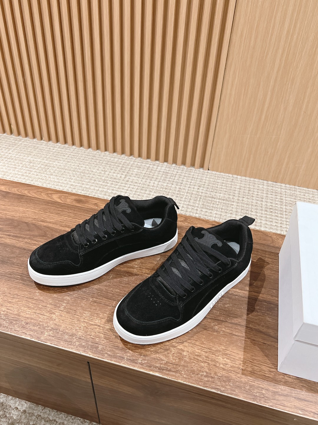 Celine 𝐂𝐄𝐋𝐈𝐍𝐄# 思琳新品走秀款面包鞋 TRAINER厚底系列运动鞋、这一季运动休闲鞋无论从楦型的轮廓 隔板的拼接都让人耳目一新、前后品牌LOGO相呼应、大底边位明显Celine字母点缀、无不彰显品牌元素、鞋面高光丝牛绒、TPU私模大底 Size：女码35-41（40/41定做） 男码38-4538/45定做