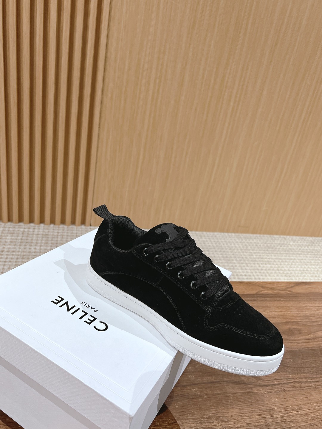 Celine 𝐂𝐄𝐋𝐈𝐍𝐄# 思琳新品走秀款面包鞋 TRAINER厚底系列运动鞋、这一季运动休闲鞋无论从楦型的轮廓 隔板的拼接都让人耳目一新、前后品牌LOGO相呼应、大底边位明显Celine字母点缀、无不彰显品牌元素、鞋面高光丝牛绒、TPU私模大底 Size：女码35-41（40/41定做） 男码38-4538/45定做