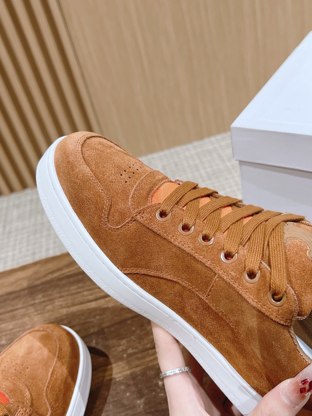 Celine 𝐂𝐄𝐋𝐈𝐍𝐄# 思琳新品走秀款面包鞋 TRAINER厚底系列运动鞋、这一季运动休闲鞋无论从楦型的轮廓 隔板的拼接都让人耳目一新、前后品牌LOGO相呼应、大底边位明显Celine字母点缀、无不彰显品牌元素、鞋面高光丝牛绒、TPU私模大底 Size：女码35-41（40/41定做） 男码38-4538/45定做