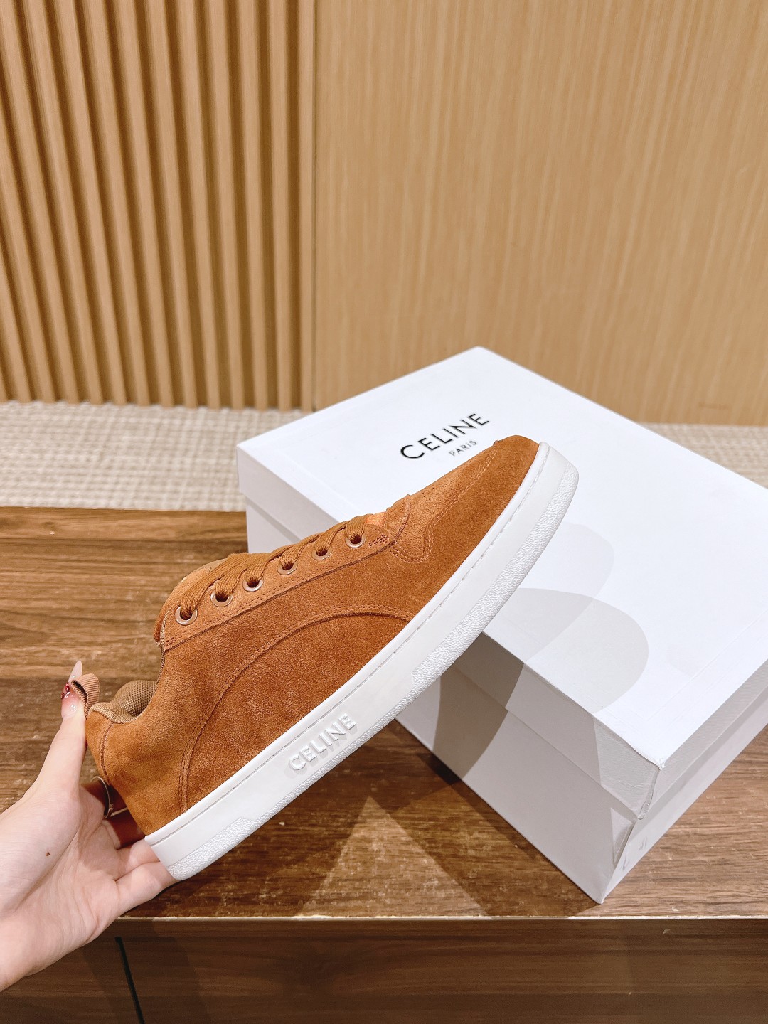 Celine 𝐂𝐄𝐋𝐈𝐍𝐄# 思琳新品走秀款面包鞋 TRAINER厚底系列运动鞋、这一季运动休闲鞋无论从楦型的轮廓 隔板的拼接都让人耳目一新、前后品牌LOGO相呼应、大底边位明显Celine字母点缀、无不彰显品牌元素、鞋面高光丝牛绒、TPU私模大底 Size：女码35-41（40/41定做） 男码38-4538/45定做