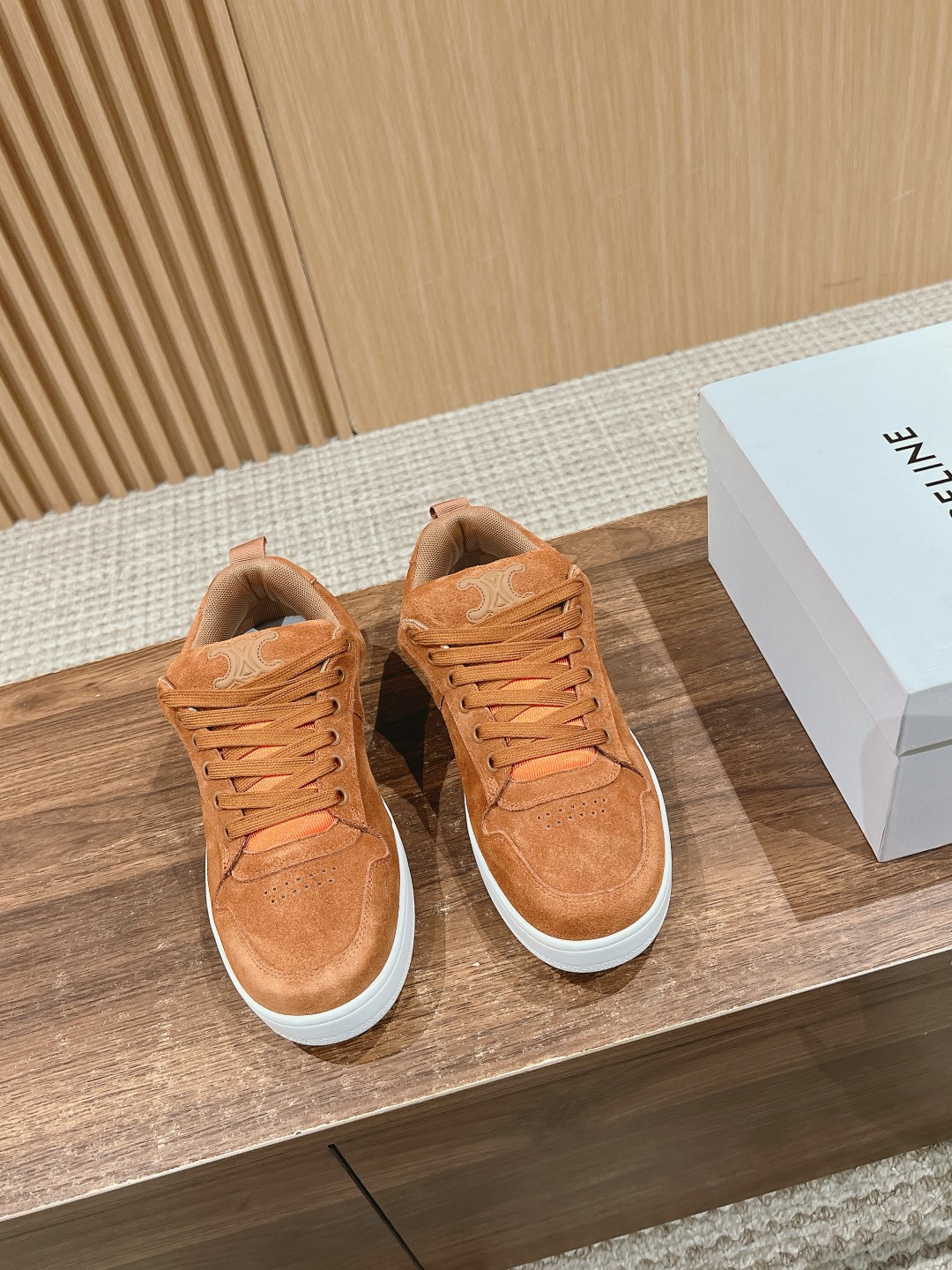 Celine 𝐂𝐄𝐋𝐈𝐍𝐄# 思琳新品走秀款面包鞋 TRAINER厚底系列运动鞋、这一季运动休闲鞋无论从楦型的轮廓 隔板的拼接都让人耳目一新、前后品牌LOGO相呼应、大底边位明显Celine字母点缀、无不彰显品牌元素、鞋面高光丝牛绒、TPU私模大底 Size：女码35-41（40/41定做） 男码38-4538/45定做