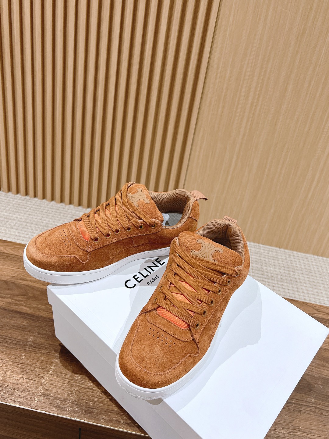 Celine 𝐂𝐄𝐋𝐈𝐍𝐄# 思琳新品走秀款面包鞋 TRAINER厚底系列运动鞋、这一季运动休闲鞋无论从楦型的轮廓 隔板的拼接都让人耳目一新、前后品牌LOGO相呼应、大底边位明显Celine字母点缀、无不彰显品牌元素、鞋面高光丝牛绒、TPU私模大底 Size：女码35-41（40/41定做） 男码38-4538/45定做