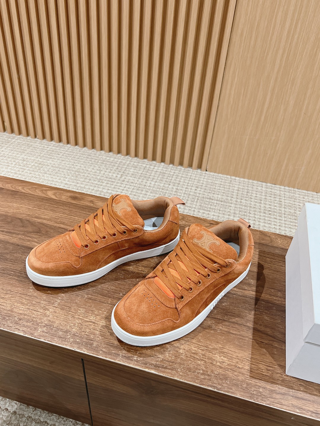 Celine 𝐂𝐄𝐋𝐈𝐍𝐄# 思琳新品走秀款面包鞋 TRAINER厚底系列运动鞋、这一季运动休闲鞋无论从楦型的轮廓 隔板的拼接都让人耳目一新、前后品牌LOGO相呼应、大底边位明显Celine字母点缀、无不彰显品牌元素、鞋面高光丝牛绒、TPU私模大底 Size：女码35-41（40/41定做） 男码38-4538/45定做