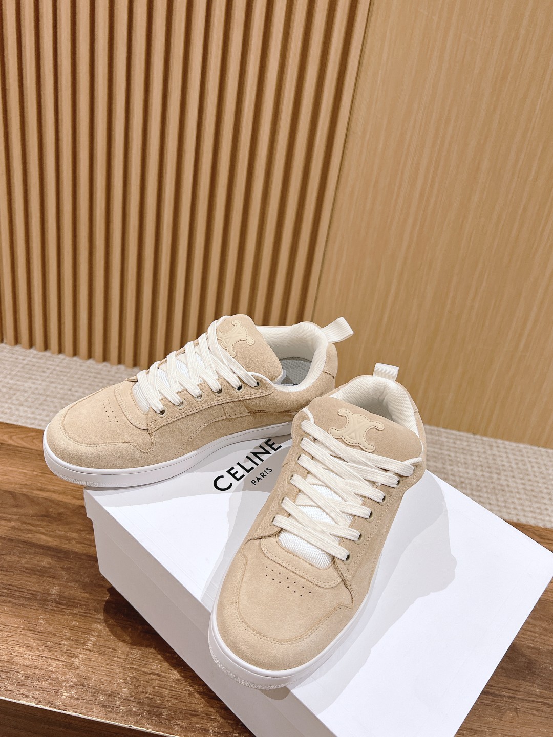 Celine 𝐂𝐄𝐋𝐈𝐍𝐄# 思琳新品走秀款面包鞋 TRAINER厚底系列运动鞋、这一季运动休闲鞋无论从楦型的轮廓 隔板的拼接都让人耳目一新、前后品牌LOGO相呼应、大底边位明显Celine字母点缀、无不彰显品牌元素、鞋面高光丝牛绒、TPU私模大底 Size：女码35-41（40/41定做） 男码38-4538/45定做