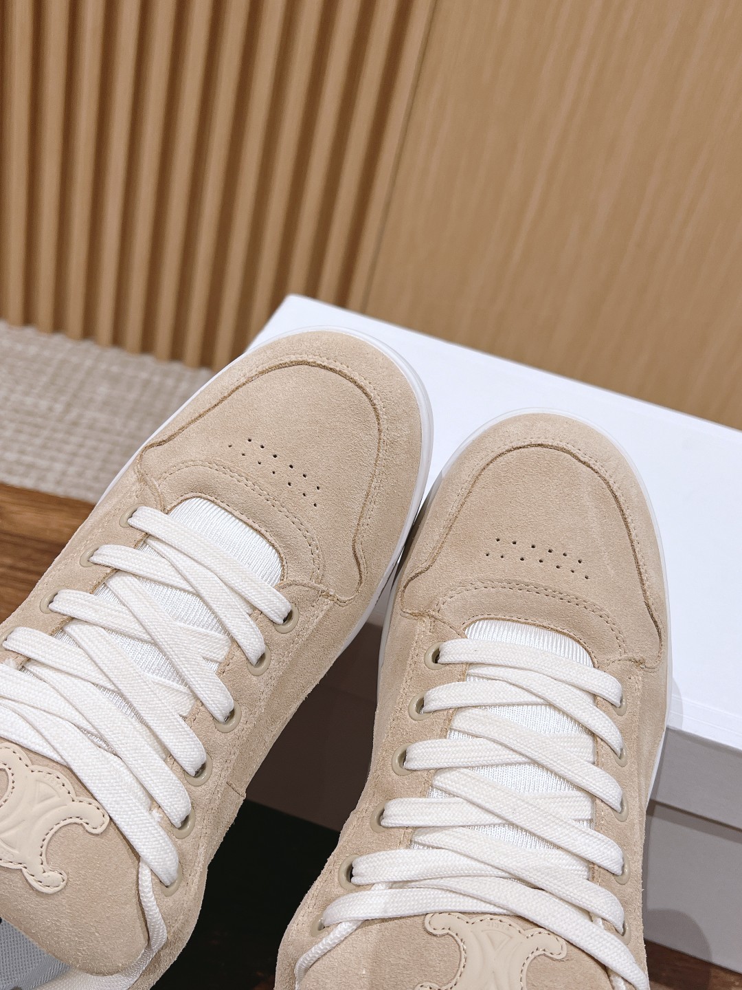 Celine 𝐂𝐄𝐋𝐈𝐍𝐄# 思琳新品走秀款面包鞋 TRAINER厚底系列运动鞋、这一季运动休闲鞋无论从楦型的轮廓 隔板的拼接都让人耳目一新、前后品牌LOGO相呼应、大底边位明显Celine字母点缀、无不彰显品牌元素、鞋面高光丝牛绒、TPU私模大底 Size：女码35-41（40/41定做） 男码38-4538/45定做
