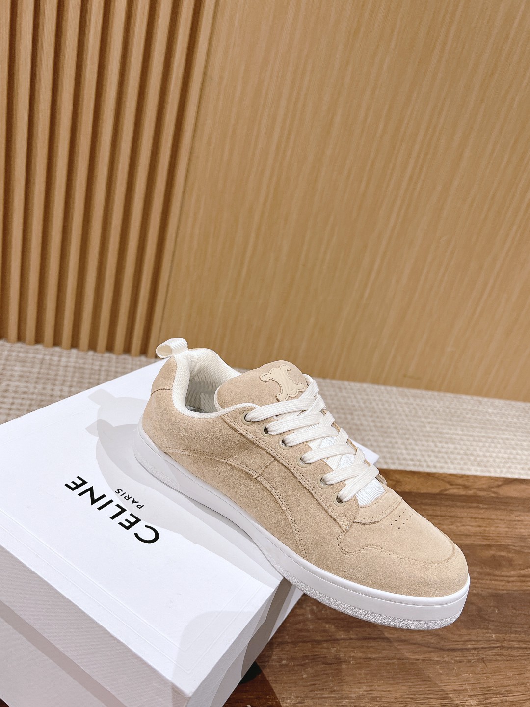 Celine 𝐂𝐄𝐋𝐈𝐍𝐄# 思琳新品走秀款面包鞋 TRAINER厚底系列运动鞋、这一季运动休闲鞋无论从楦型的轮廓 隔板的拼接都让人耳目一新、前后品牌LOGO相呼应、大底边位明显Celine字母点缀、无不彰显品牌元素、鞋面高光丝牛绒、TPU私模大底 Size：女码35-41（40/41定做） 男码38-4538/45定做