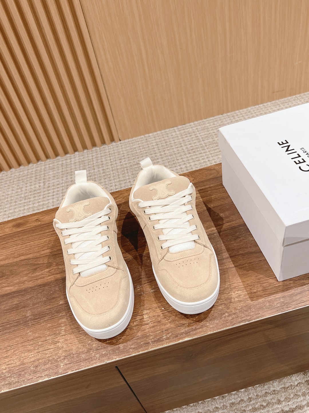 Celine 𝐂𝐄𝐋𝐈𝐍𝐄# 思琳新品走秀款面包鞋 TRAINER厚底系列运动鞋、这一季运动休闲鞋无论从楦型的轮廓 隔板的拼接都让人耳目一新、前后品牌LOGO相呼应、大底边位明显Celine字母点缀、无不彰显品牌元素、鞋面高光丝牛绒、TPU私模大底 Size：女码35-41（40/41定做） 男码38-4538/45定做