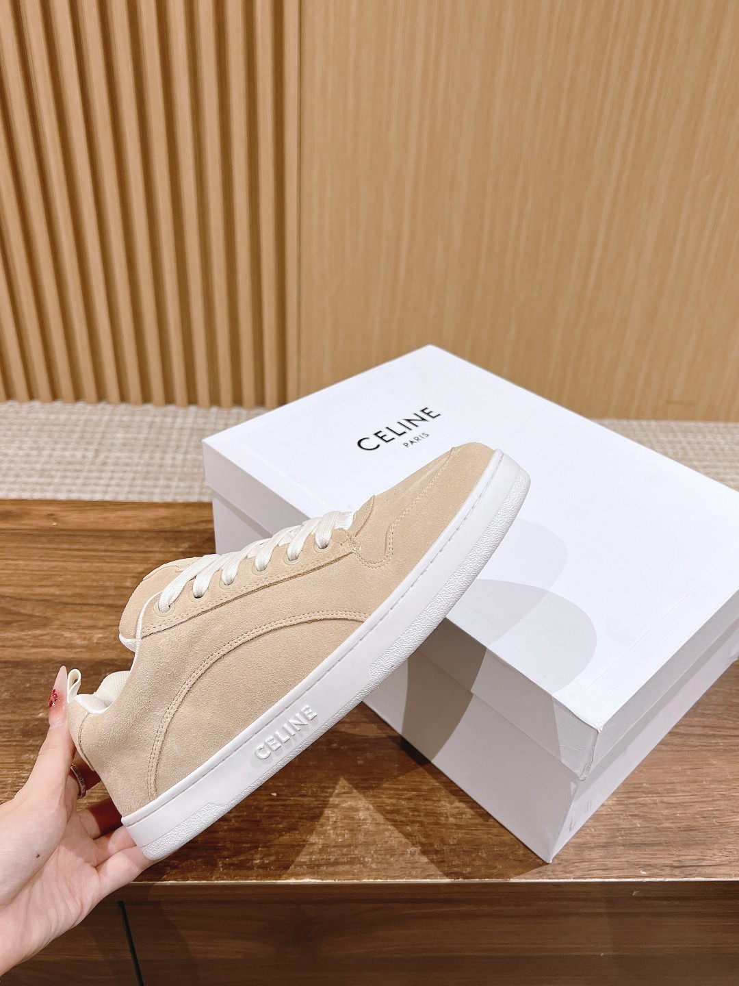 Celine 𝐂𝐄𝐋𝐈𝐍𝐄# 思琳新品走秀款面包鞋 TRAINER厚底系列运动鞋、这一季运动休闲鞋无论从楦型的轮廓 隔板的拼接都让人耳目一新、前后品牌LOGO相呼应、大底边位明显Celine字母点缀、无不彰显品牌元素、鞋面高光丝牛绒、TPU私模大底 Size：女码35-41（40/41定做） 男码38-4538/45定做