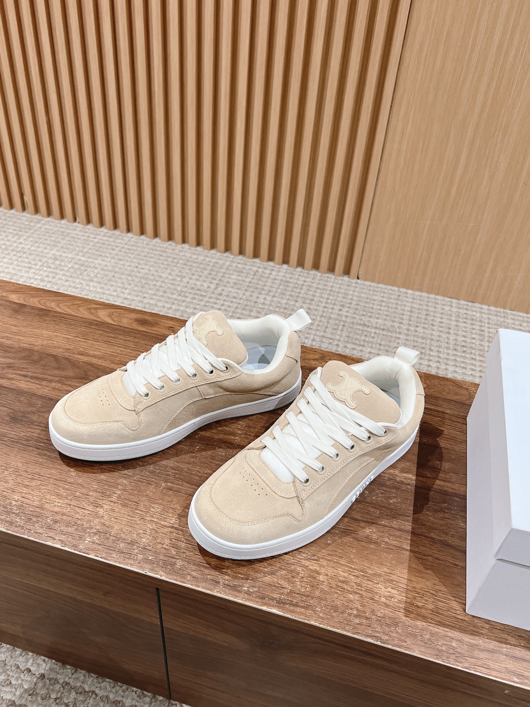 Celine 𝐂𝐄𝐋𝐈𝐍𝐄# 思琳新品走秀款面包鞋 TRAINER厚底系列运动鞋、这一季运动休闲鞋无论从楦型的轮廓 隔板的拼接都让人耳目一新、前后品牌LOGO相呼应、大底边位明显Celine字母点缀、无不彰显品牌元素、鞋面高光丝牛绒、TPU私模大底 Size：女码35-41（40/41定做） 男码38-4538/45定做