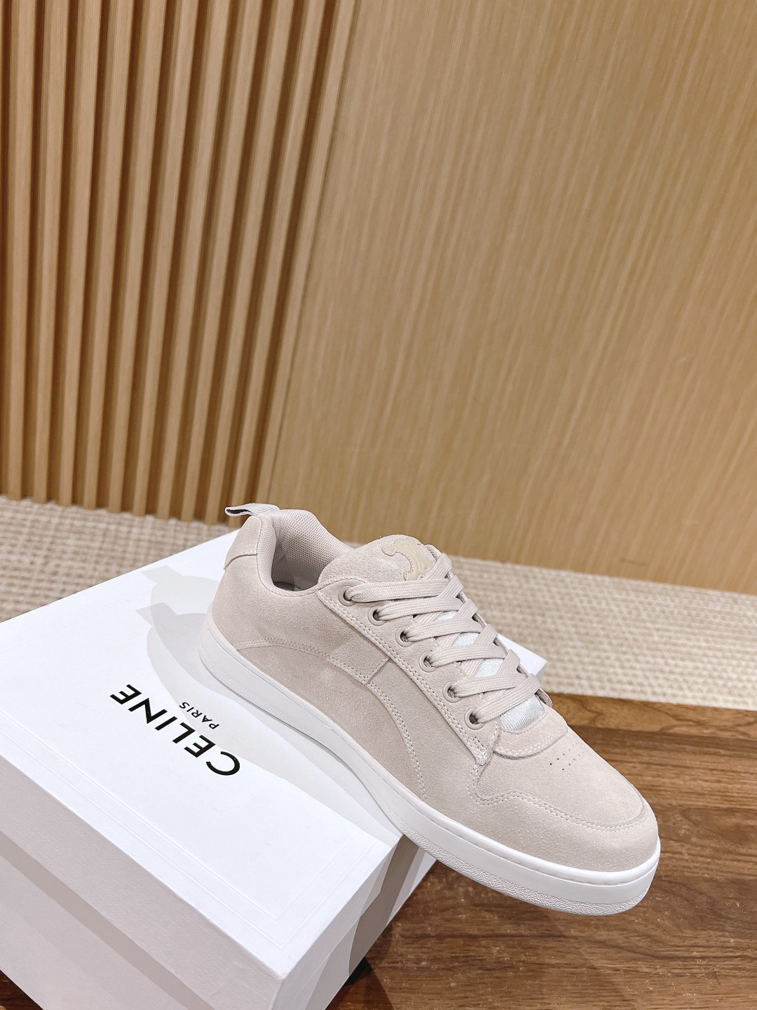 Celine 𝐂𝐄𝐋𝐈𝐍𝐄# 思琳新品走秀款面包鞋 TRAINER厚底系列运动鞋、这一季运动休闲鞋无论从楦型的轮廓 隔板的拼接都让人耳目一新、前后品牌LOGO相呼应、大底边位明显Celine字母点缀、无不彰显品牌元素、鞋面高光丝牛绒、TPU私模大底 Size：女码35-41（40/41定做） 男码38-4538/45定做