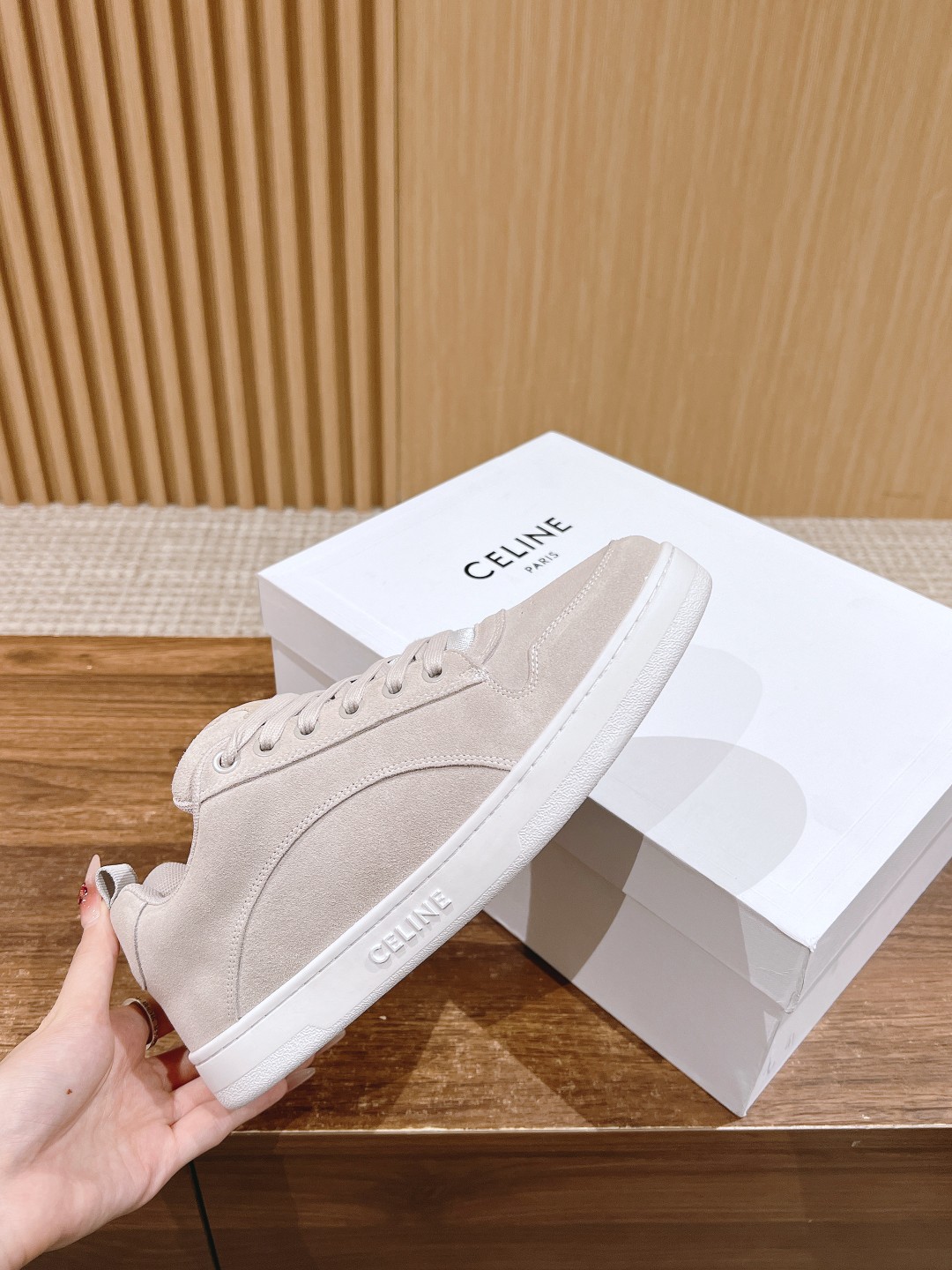 Celine 𝐂𝐄𝐋𝐈𝐍𝐄# 思琳新品走秀款面包鞋 TRAINER厚底系列运动鞋、这一季运动休闲鞋无论从楦型的轮廓 隔板的拼接都让人耳目一新、前后品牌LOGO相呼应、大底边位明显Celine字母点缀、无不彰显品牌元素、鞋面高光丝牛绒、TPU私模大底 Size：女码35-41（40/41定做） 男码38-4538/45定做