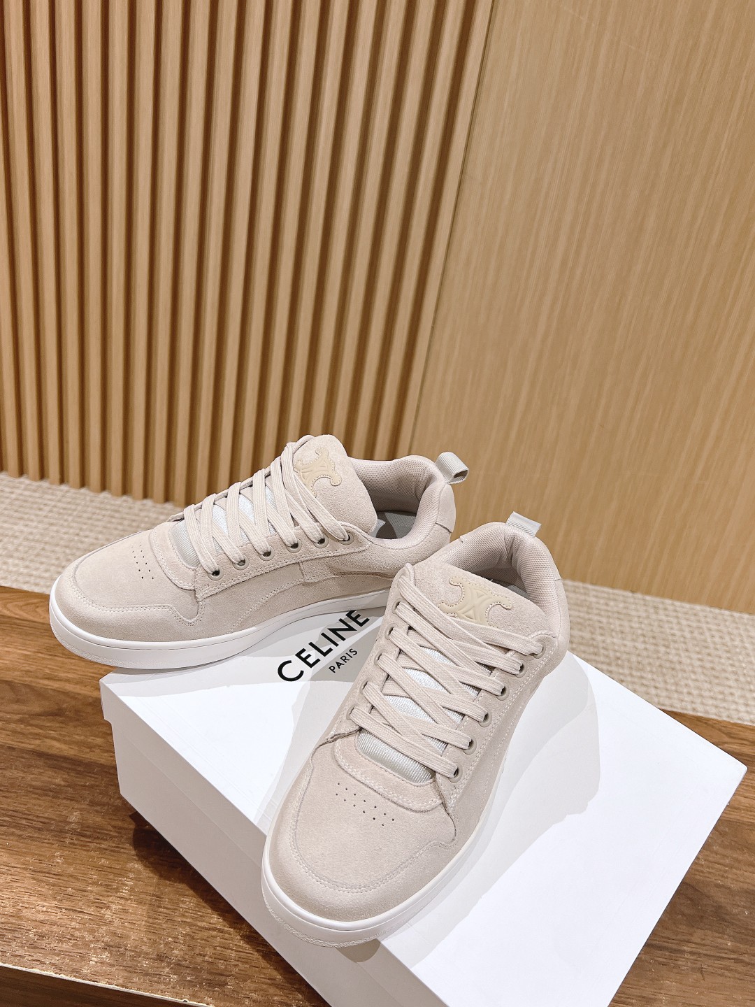 Celine 𝐂𝐄𝐋𝐈𝐍𝐄# 思琳新品走秀款面包鞋 TRAINER厚底系列运动鞋、这一季运动休闲鞋无论从楦型的轮廓 隔板的拼接都让人耳目一新、前后品牌LOGO相呼应、大底边位明显Celine字母点缀、无不彰显品牌元素、鞋面高光丝牛绒、TPU私模大底 Size：女码35-41（40/41定做） 男码38-4538/45定做