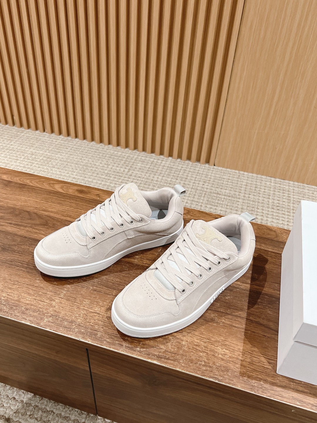Celine 𝐂𝐄𝐋𝐈𝐍𝐄# 思琳新品走秀款面包鞋 TRAINER厚底系列运动鞋、这一季运动休闲鞋无论从楦型的轮廓 隔板的拼接都让人耳目一新、前后品牌LOGO相呼应、大底边位明显Celine字母点缀、无不彰显品牌元素、鞋面高光丝牛绒、TPU私模大底 Size：女码35-41（40/41定做） 男码38-4538/45定做