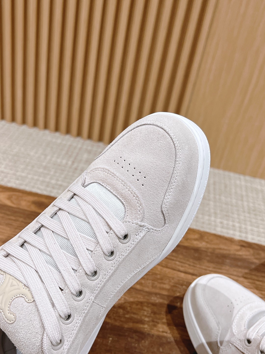 Celine 𝐂𝐄𝐋𝐈𝐍𝐄# 思琳新品走秀款面包鞋 TRAINER厚底系列运动鞋、这一季运动休闲鞋无论从楦型的轮廓 隔板的拼接都让人耳目一新、前后品牌LOGO相呼应、大底边位明显Celine字母点缀、无不彰显品牌元素、鞋面高光丝牛绒、TPU私模大底 Size：女码35-41（40/41定做） 男码38-4538/45定做