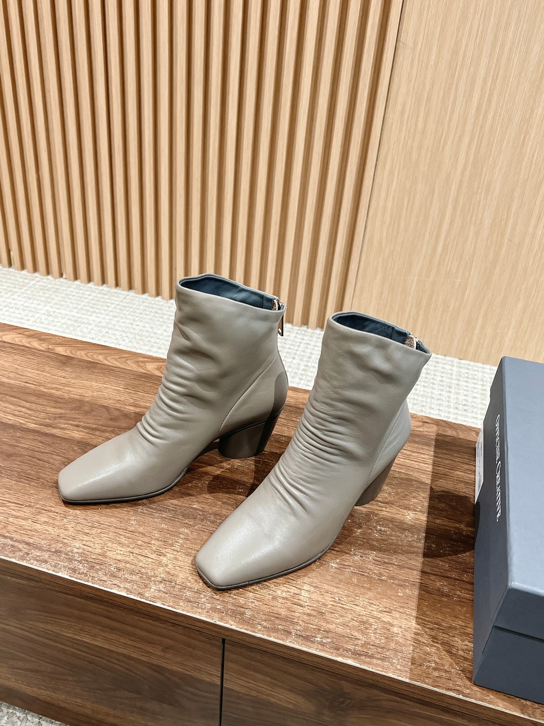 Handmade Wrinkled Leather Short Boots by Officine Creative: Italian Craftsmanship and Sophisticated Design - 图片 2