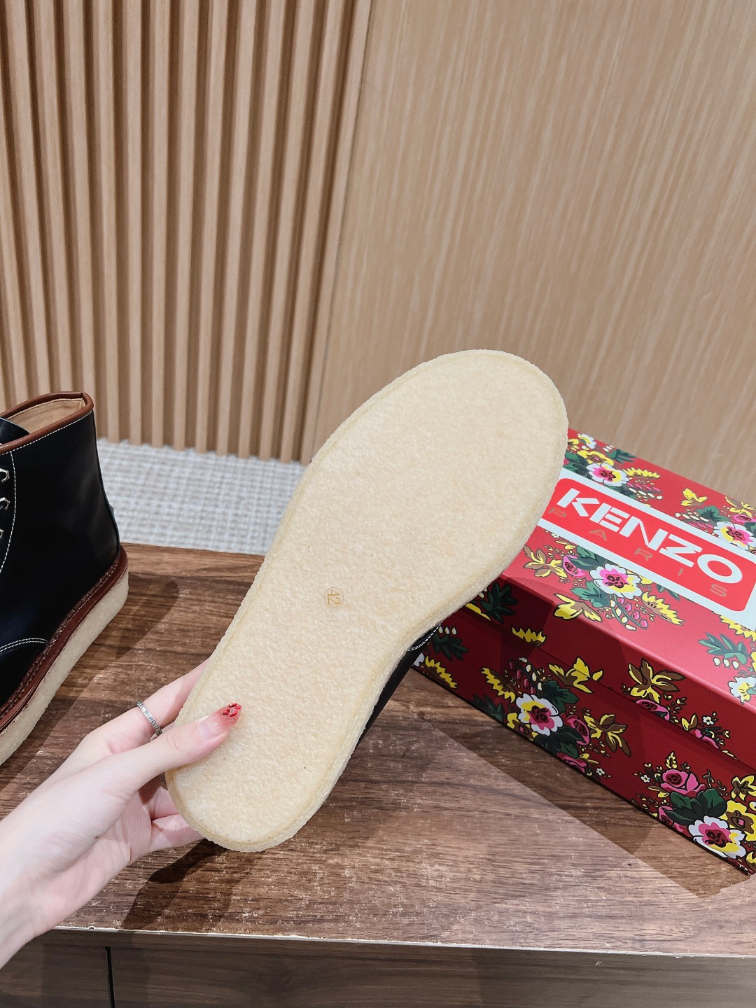 Kenzo Takada Kangaroo Shoe: Comfortable Geisha-inspired Design with Unique Aesthetics - 图片 9