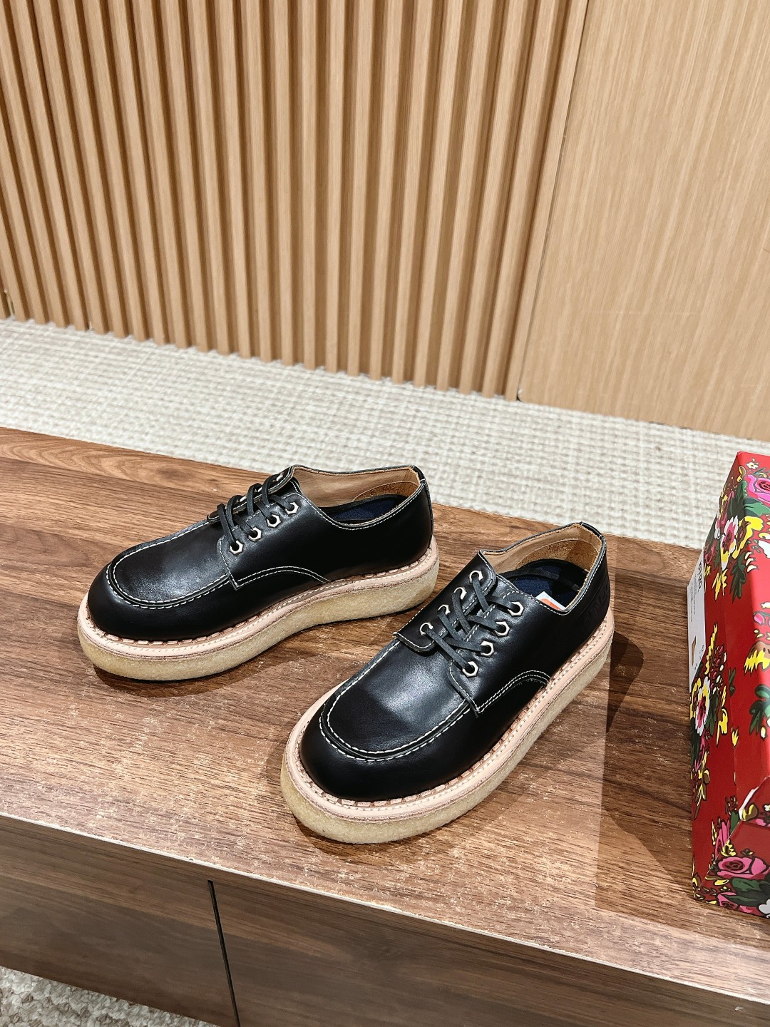 Kenzo Takada’s Unique Kangaroo Shoes and Nigo’s Stylish Short Boots on Thick Base - 图片 2