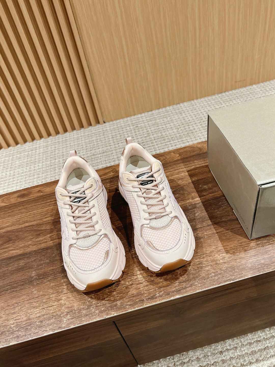 NO:263395,Announced that all-round artist Yi Yang Qianxi serves as the brand's global spokesperson and interprets the new LIGHTSTAR series shoe image blockbuster. Yi Yang Qianxi, born in the year, vividly interprets the spiritual characteristics of the new LIGHTSTAR shoes. As a Z generation icon, he leads the cultural trend and demonstrates his true personality and resonates with the current young generation. LIGHTSTAR shoes combine retro style with futuristic feeling to demonstrate the exquisite craftsmanship of cutting-edge technology and bursts out aesthetic brilliance. EVA foam material is light in foot shape. Metal texture, shiny laminated touch material Y2K style three-dimensional logo, and mesh decorative elements are combined with retro style and futuristic. Diamond patterns and herringbone patterns enhance grip. Thick-soled design is soft and the foot feel is added.  Size women's size 35-40 men's size 39-45 (for women 40/male 45 custom made), casual shoes/sports shoes, sneakers19860909宣布全能型艺人易烊千玺担任品牌全球代言人 并演绎全新 LIGHTSTAR 系列鞋履形象大片 生于年的全能型艺人易烊千玺 淋漓诠释了新款 LIGHTSTAR 鞋履的精神特质 作为 Z 世代 icon ,他引领文化潮流,彰显真我个性 与当今年轻一代产生强烈的共鸣 LIGHTSTAR 鞋履将复古格调与未来感相结合彰显前沿科技的精湛工艺,迸发美学光辉 EVA 泡沫材料塑就轻盈脚感 金属质感、闪亮的层压触感材质Y2K风立体标识,以及网状装饰元素复古格调与未来感相结合 菱形纹路和人字形图案提升抓地力厚底设计脚感柔和的同时更添型格 Size女码35-40 男码39-45（女40/男45订做）,休闲鞋/运动鞋,sneakers,Women's Shoes