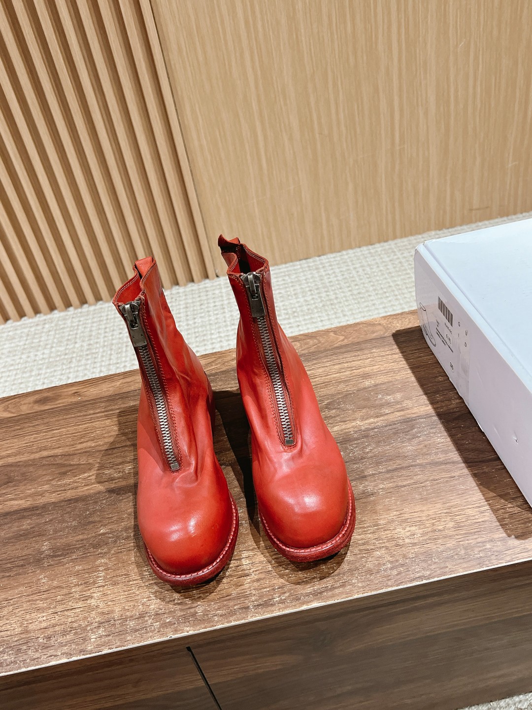 GUIDI #Guetti Revives Chelsea Wrinkled Shoes with Unique Features and Retro Style