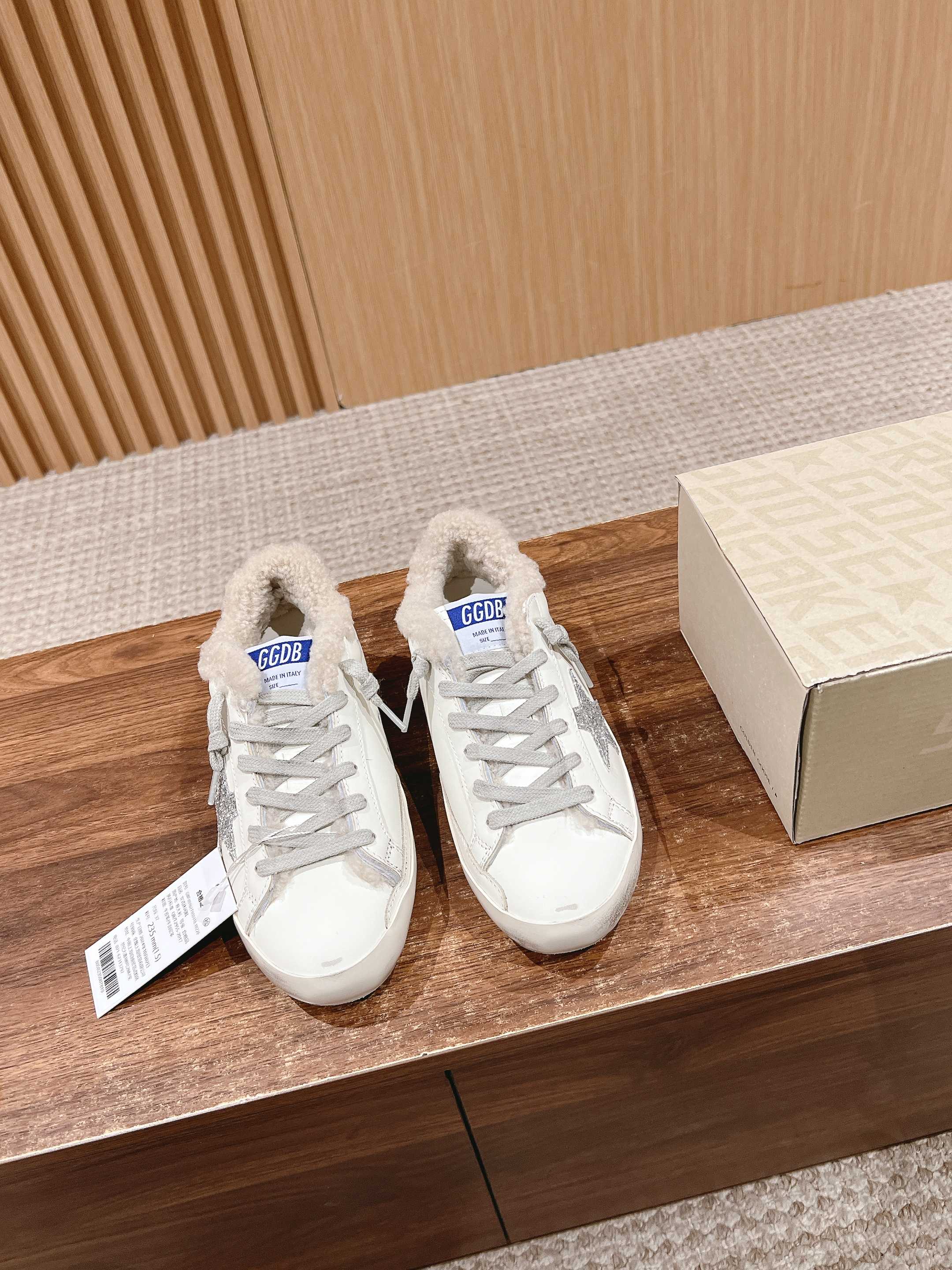 NO:263424,# ｜Golden Goose Deluxe Brand ggdb classic small dirty shoes~~ To the point of being popular, you can play with white shoes, and you can wear all kinds of small dirty shoes!  Celebrity private server demonstration × It’s so versatile!  No need to worry about washing shoes anymore!  The best white shoes to wear, the last is the same as the original one. The round and flat toe is very formal, not bloated and delicate. The original custom cowhide (the essence of old making) Wool   cowhide inner original mold opening 3.5cm high-enhancing latex insole irregularly polished to make the upper, and even the soles are polished and worn. SIZE35-39 (40 custom made without return or exchange), casual shoes/sneakers, sneakers, cowhide19860909# ｜Golden Goose Deluxe Brand ggdb经典小脏鞋~~火红程度上怼小白鞋,下踩各类小脏鞋！明星私服上脚示范 ×就是这么百搭 ！再也不用担心洗鞋的问题啦！ 最好穿的小白鞋,楦型和原版无差了,圆扁的鞋头修的非常正,不臃肿很秀气 鞋面原版定制牛皮（做旧精髓所在） 羊毛 牛皮内里 原版开模3.5cm内增高乳胶鞋垫 不规则手工打磨做破鞋面,就连鞋底也是打磨做旧的 SIZE35-39（40定做不退换）,休闲鞋/运动鞋,sneakers,cowhide,Women's Shoes