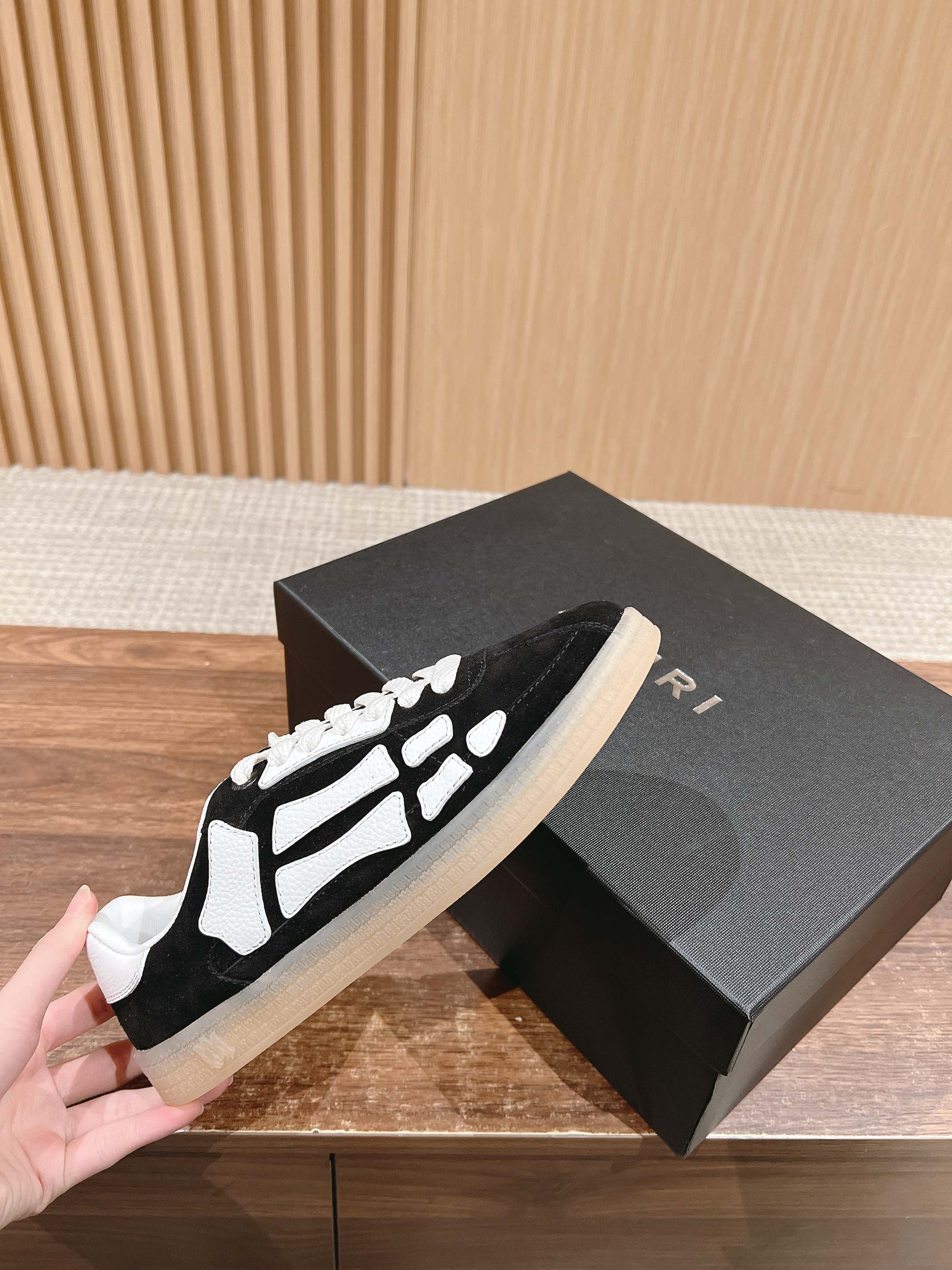 工厂价:300💰
——品牌:AMIRI【情侣款👫】
——品质:高版本
——描述:埃米尔 骨头鞋 新品#情侣款骨头星星鞋滑板鞋德训鞋休闲运动鞋.这款Amiri滑板鞋是一款兼具奢华和街头风格的运动鞋,鞋子侧面装饰了AMIRI经典的星星贴饰,边缘涂漆工艺增添细节感 配备立体的MA四重字母组合外底,既有视觉冲击力,又增加品牌辦识度!
——材质:特定头层牛皮材质 透气网里 开模橡胶大底
——码数:女35-40 男码38-45