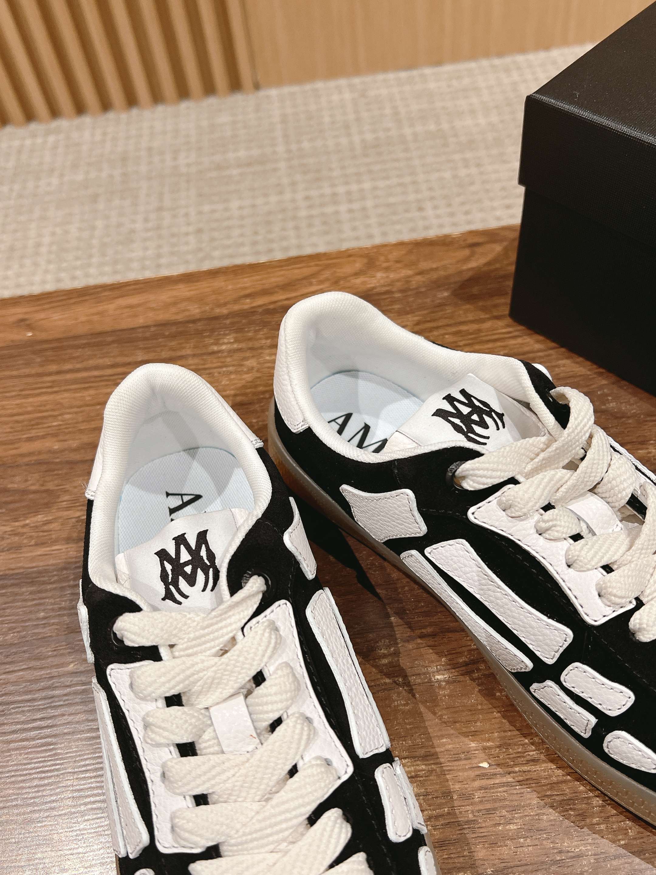 工厂价:300💰
——品牌:AMIRI【情侣款👫】
——品质:高版本
——描述:埃米尔 骨头鞋 新品#情侣款骨头星星鞋滑板鞋德训鞋休闲运动鞋.这款Amiri滑板鞋是一款兼具奢华和街头风格的运动鞋,鞋子侧面装饰了AMIRI经典的星星贴饰,边缘涂漆工艺增添细节感 配备立体的MA四重字母组合外底,既有视觉冲击力,又增加品牌辦识度!
——材质:特定头层牛皮材质 透气网里 开模橡胶大底
——码数:女35-40 男码38-45