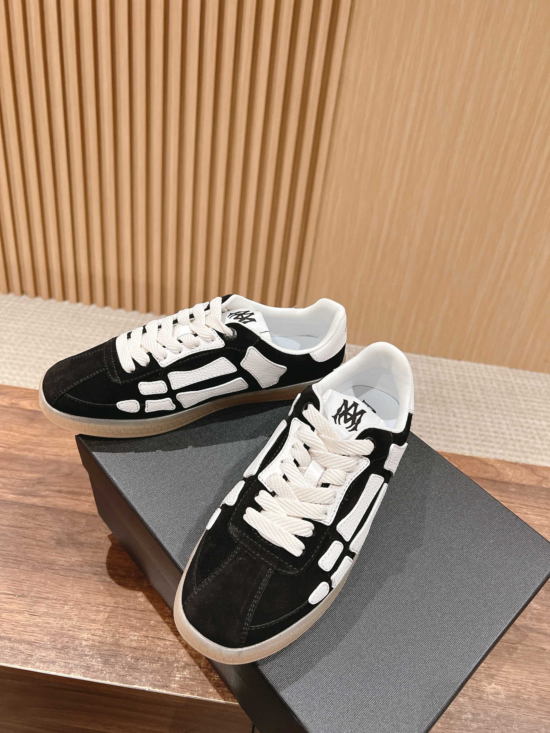工厂价:300💰
——品牌:AMIRI【情侣款👫】
——品质:高版本
——描述:埃米尔 骨头鞋 新品#情侣款骨头星星鞋滑板鞋德训鞋休闲运动鞋.这款Amiri滑板鞋是一款兼具奢华和街头风格的运动鞋,鞋子侧面装饰了AMIRI经典的星星贴饰,边缘涂漆工艺增添细节感 配备立体的MA四重字母组合外底,既有视觉冲击力,又增加品牌辦识度!
——材质:特定头层牛皮材质 透气网里 开模橡胶大底
——码数:女35-40 男码38-45