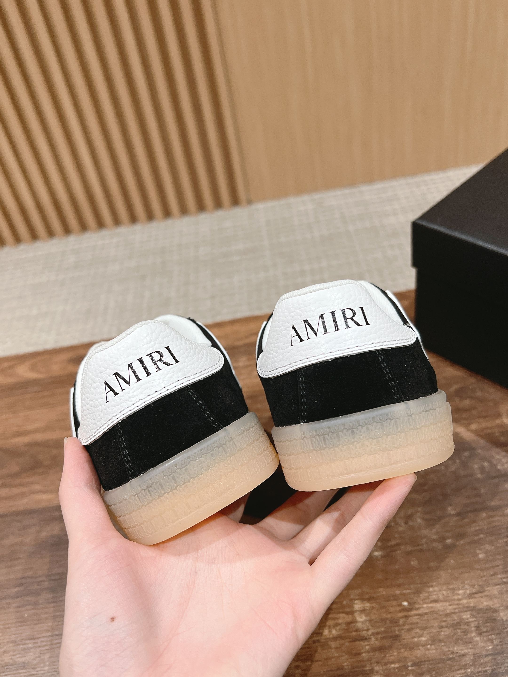 工厂价:300💰
——品牌:AMIRI【情侣款👫】
——品质:高版本
——描述:埃米尔 骨头鞋 新品#情侣款骨头星星鞋滑板鞋德训鞋休闲运动鞋.这款Amiri滑板鞋是一款兼具奢华和街头风格的运动鞋,鞋子侧面装饰了AMIRI经典的星星贴饰,边缘涂漆工艺增添细节感 配备立体的MA四重字母组合外底,既有视觉冲击力,又增加品牌辦识度!
——材质:特定头层牛皮材质 透气网里 开模橡胶大底
——码数:女35-40 男码38-45