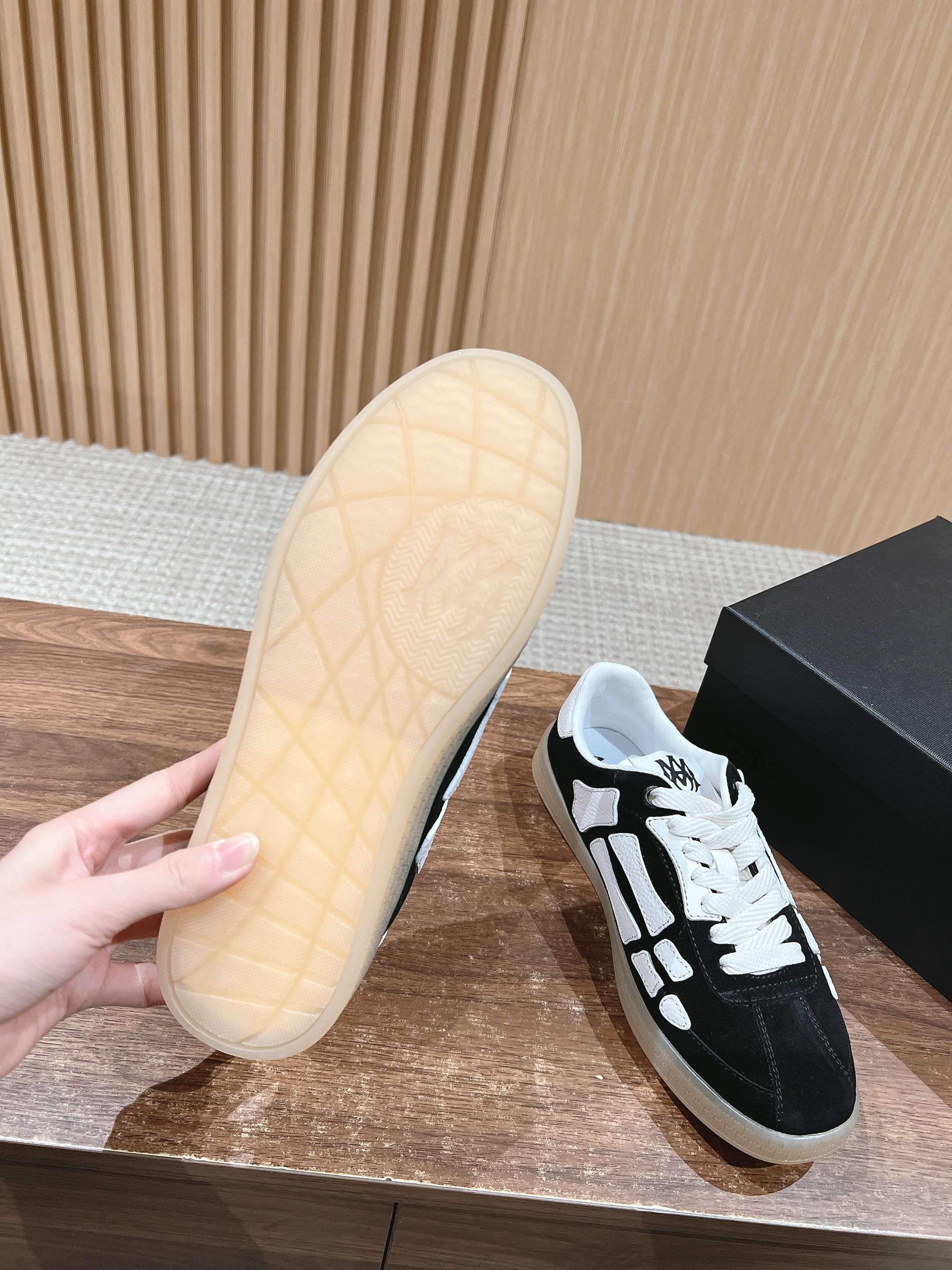 工厂价:300💰
——品牌:AMIRI【情侣款👫】
——品质:高版本
——描述:埃米尔 骨头鞋 新品#情侣款骨头星星鞋滑板鞋德训鞋休闲运动鞋.这款Amiri滑板鞋是一款兼具奢华和街头风格的运动鞋,鞋子侧面装饰了AMIRI经典的星星贴饰,边缘涂漆工艺增添细节感 配备立体的MA四重字母组合外底,既有视觉冲击力,又增加品牌辦识度!
——材质:特定头层牛皮材质 透气网里 开模橡胶大底
——码数:女35-40 男码38-45