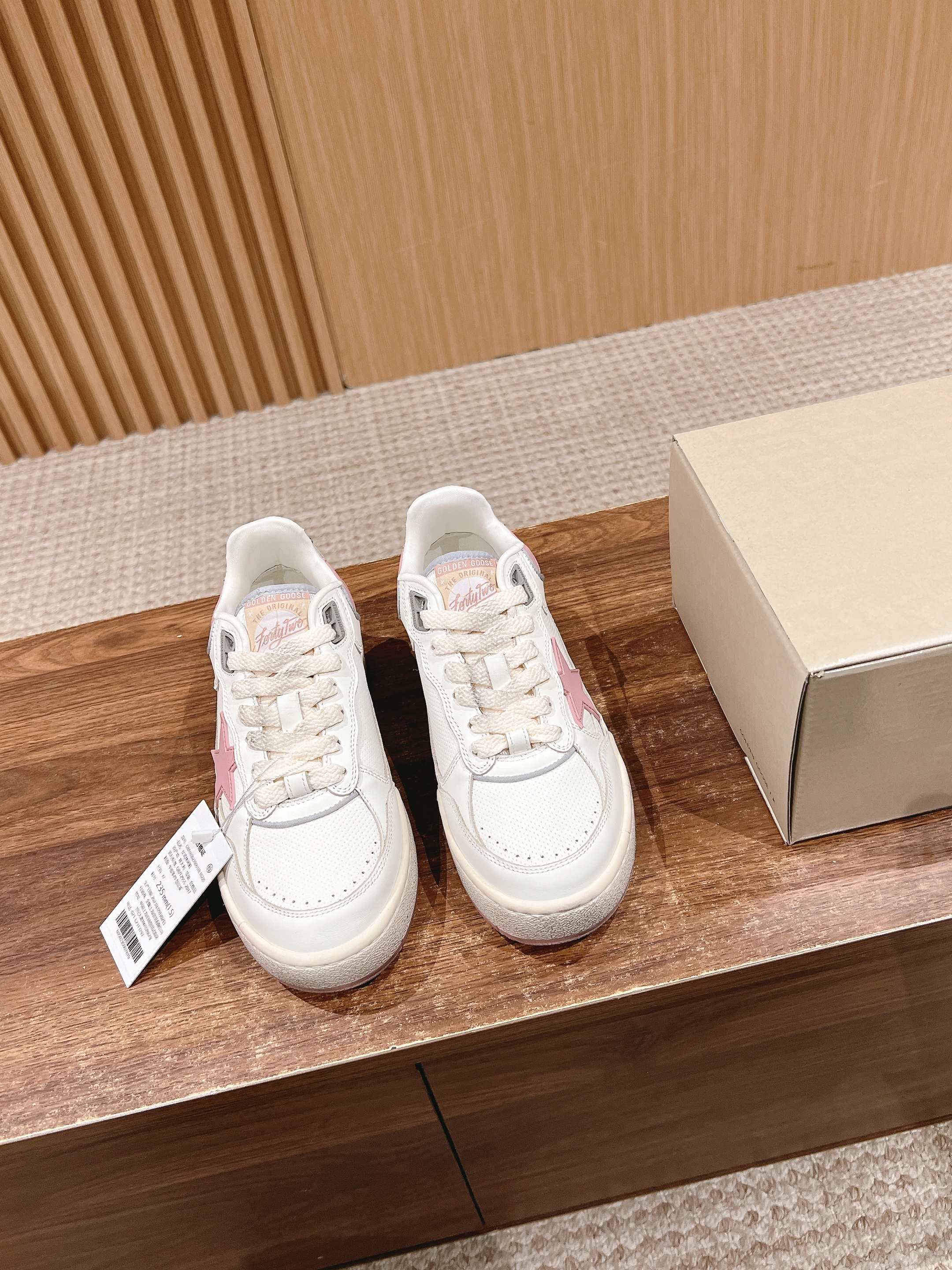 NO:263415,# # /Spring new thick-soled star shoes, small dirty shoes, casual skateboard shoes. The new style is more popular than the previous small dirty shoes, breaking the traditional aesthetic, and the thick-soled design is very friendly to small people!  Imported cowhide upper, terry cloth   breathable mesh, Tpu outsole rubber combination outsole with high foaming edges imported from Italy!  Exclusive mold latex pad 3.5cm internal height-enhancing insole, which is particularly well hidden. Most people will not find that we have internal height-enhancing. The insole is separate and can be taken out!  The shoes are hand polished and colored, and the aging effect is super retro!  Latest color matching!  Fitted with a full set of dust-proof bags!  Material introduction: Original custom-made top layer cowhide inner terry cloth   breathable mesh, original large sole open mold-proof rubber material, bottom thickness 5cm Size35-39 (40 custom made without return or exchange), casual shoes/sports shoes, sneakers, cowhide19860909# # /春季新款厚底星星板鞋小脏鞋休闲滑板鞋 新款火红程度比之前的小脏鞋还要火,打破传统审美,厚底的设计更是对小个子非常友好！ 进口牛皮鞋面,毛巾布 透气网里,Tpu大底橡胶组合大底配意大利进口高发泡沿条！独家开模乳胶垫 3.5cm内增高鞋垫,内增高藏的特别好,一般人不会发现我们有内增高,鞋垫是单独的,可以取出！鞋子手工打磨上色,做旧效果超级复古！最新配色！配全套包装防尘袋！ 材质介绍 鞋面原版定制头层牛皮 内里毛巾布 透气网里 大底原版开模防滑橡胶材质 底厚5cm Size35-39（40定做不退换）,休闲鞋/运动鞋,sneakers,cowhide,Women's Shoes