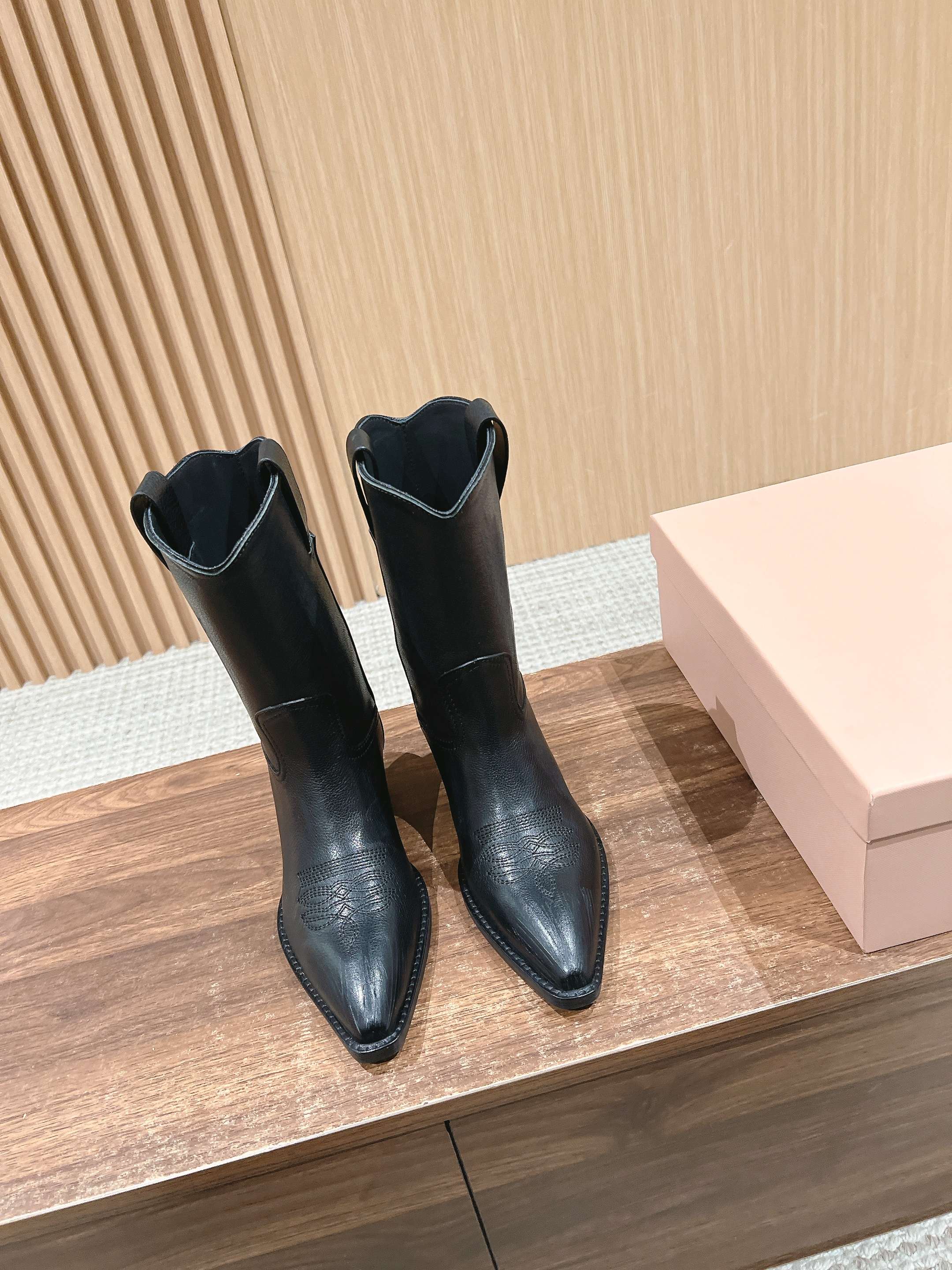 NO:129626,#Miscellaneous autumn and winter new slack limited edition catwalk style A pair of retro brushed craftsmanship retro brushed craftsmanship looks good no matter how you wear this summer fashionista favorite. It doesn't look very comfortable and it's super comfortable to wear. Before you receive miu shoes, let's first say that you are old-fashioned. Don't doubt whether the Miumiu autumn and winter boots have been worn by others. Super heavy pair is a unique brushed retro effect. The polished cowhide material is cowhide Size35-39 (40 custom-made, no return or exchange), boots, miumiu, boots, cowhide19860909#谬谬秋冬新款松弛感限量走秀款一双封神复古做旧拉丝工艺复古做旧 怎么穿都好看今夏时髦精最爱 看起来不怎么舒服 上脚超级舒服 在你们收到miu鞋子之前,先说好是做旧日的心不要怀疑miumiu秋冬秀款靴子是不是别人穿过 超级重每一双都是独一无二不对寸的拉丝做旧复古效果 擦色牛皮材质牛皮里 Size35-39(40定制不退换）,靴子,miumiu,boots,cowhide,Women's Shoes