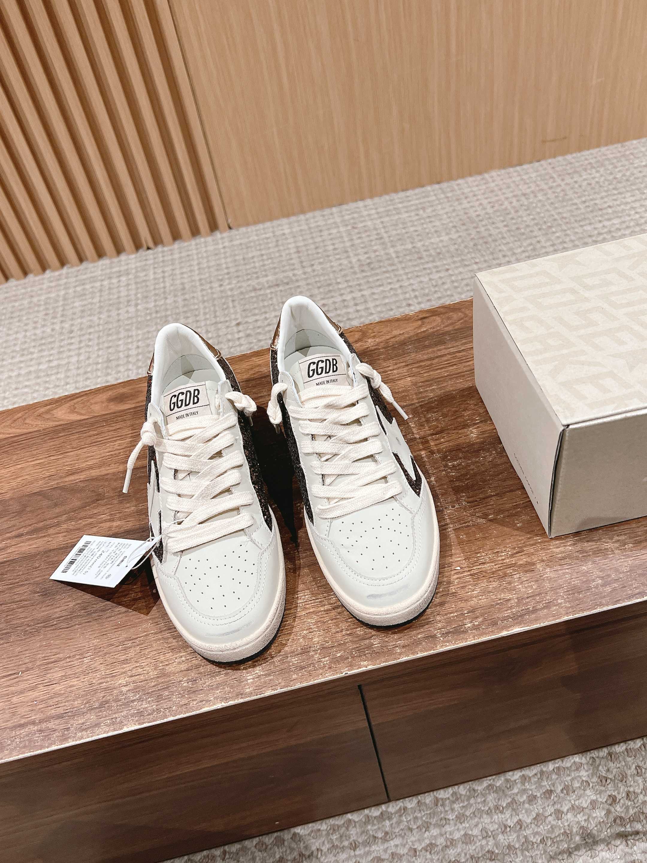 NO:438206,Top version #Female model｜Golden Goose Deluxe Brand ggdb classic small dirty shoes~~To the point of being popular, white shoes, and all kinds of small dirty shoes are worn!  Celebrity private server demonstration × It’s so versatile!  No need to worry about washing shoes anymore!  The best white shoes to wear, the last is the same as the original one. The round and flat toe is very formal, not bloated and delicate. The original custom cowhide (the essence of old making) inner towel + cowhide foot pad The original mold opening 3.5cm high-enhancing latex insole irregularly polished to make the upper, and even the soles are polished and worn. SIZE35-39 (40 custom made without return or exchange), casual shoes/sneakers, sneakers, cowhide19860909顶级版本 #限女款  ｜Golden Goose Deluxe Brand ggdb经典小脏鞋~~火红程度上怼小白鞋,下踩各类小脏鞋！明星私服上脚示范 ×就是这么百搭 ！再也不用担心洗鞋的问题啦！ 最好穿的小白鞋,楦型和原版无差了,圆扁的鞋头修的非常正,不臃肿很秀气 鞋面原版定制牛皮（做旧精髓所在） 内里毛巾+牛皮垫脚 原版开模3.5cm内增高乳胶鞋垫 不规则手工打磨做破鞋面,就连鞋底也是打磨做旧的 SIZE35-39（40定做不退换）,休闲鞋/运动鞋,sneakers,cowhide,Women's Shoes