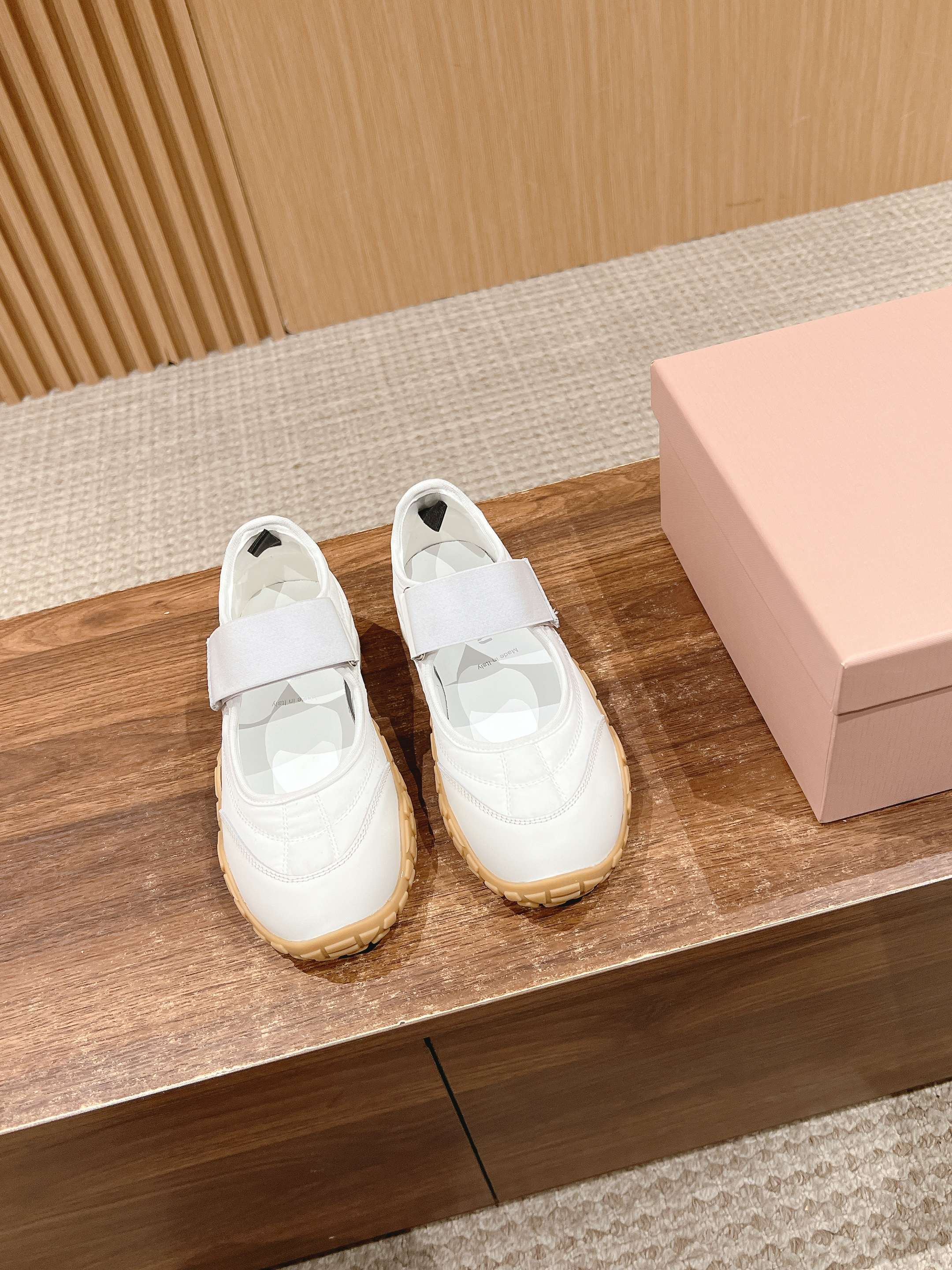 NO:129620,/#Mu Miu's new spring and summer style cookie shoes Forrest Gump shoes casual sneakers miumiu latest hits avant-garde and bold design. Miu Miu style is integrated with the simple lines of this thick-soled canvas sneaker. The chic logo is decorated on the tongue and back of the shoe, embellished with retro design, adding iconic elements!  Thick sole design defines avant-garde modern style. Original custom fabric/beef velvet. Original imported soft lamb wool. Original open molded anti-slip rubber outsole. Sole thickness is about 4.5cm. Size35-40 (40 customization is not returned or exchanged), casual shoes/sports shoes, miumiu, sneakers19860909/#缪缪春夏新款 饼干鞋 阿甘鞋休闲运动鞋 miumiu最新爆款 前卫大胆的设计,Miu Miu风格融于此款厚底帆布运动鞋的简约线条, 别致徽标饰于鞋舌与背面,点缀复古设计,平添标志性元素！厚底设计定义前卫的现代风格 面料原版定制布料/牛反绒 内里原版进口柔软羊羔毛 鞋底原版开模防滑橡胶大底 底厚约4.5cm Size35-40（40定制不退换）,休闲鞋/运动鞋,miumiu,sneakers,Women's Shoes