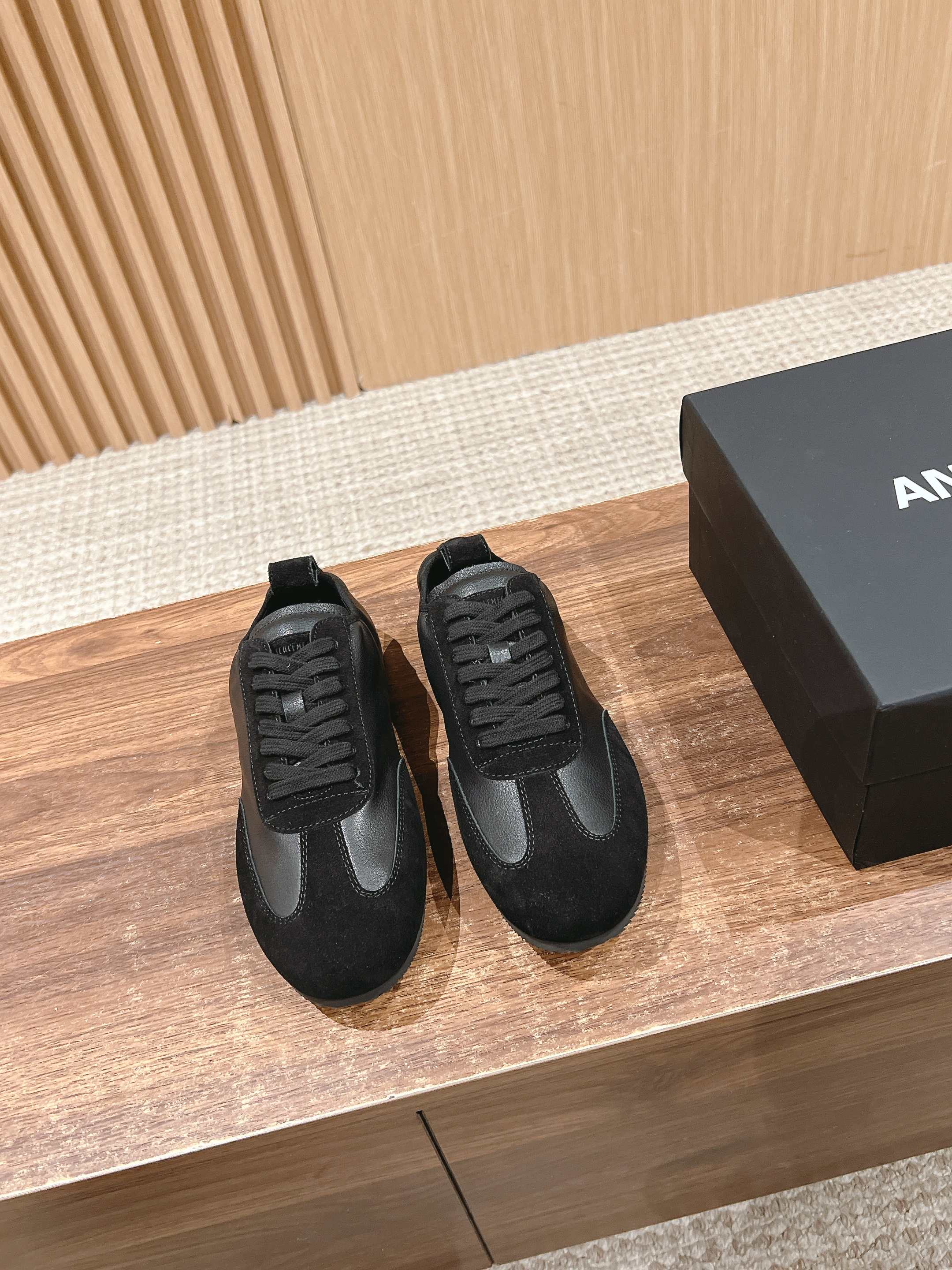 NO:174515,【Dongguan】 #Calf leather old lace-up low-top life casual shoes, trading company orders, high and versatile, whoever wears them will be elegant!  !  !  Everyday versatile, lazy and fashionable, comfortable and durable!  !  Appearance, quality and comfort are all online. German training shoes originated in the 1970s and 1980s. They were served in the shoes worn by the West German Federal Wehrmacht during indoor training. The iconic feature of German training shoes is the combination of white cowhide body and mountain-shaped gray suede toe. The low and slender shoe shape has no appearance. The overall shape is very simple and smooth, and even when worn, it has a retro beauty. The classic M-shaped design upper is hand-polished and worn with a color polishing process. This seemingly unintentional 