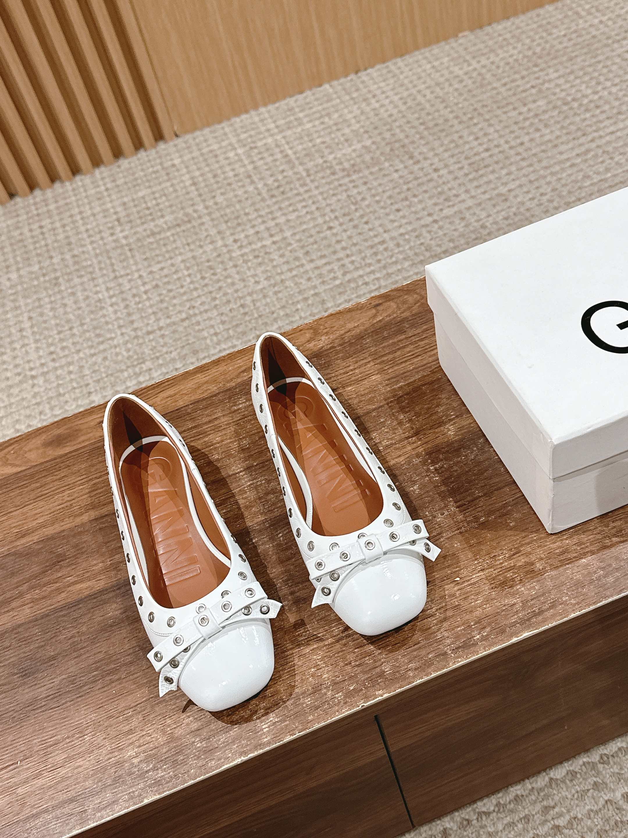 NO:174534,/ Ganney's early spring style metal punk style bow ballet single shoes break the limitations of traditional ballet and boldly combine metal punk style with elegant and intellectual creation. The effect shown is eye-catching. The already elegant and beautiful ballet shoes with beautiful bows, combined with the cool and brilliant metal punk elements in the style, blending ballet shoes with cool and intellectual beauty!  !  Cowhide/denim material sheepskin inner pure natural soft rubber sole Size35-39/40 customized non-return, ballet shoes, cowhide, sheepskin19860909/ 甘尼早春款 金属朋克风蝴蝶结芭蕾单鞋 打破传统芭蕾的限制创作,大胆结合金属朋克风与优雅知性的结合创作,所展现的效果让人眼前一亮,本就优雅美丽的芭蕾舞鞋,带有美丽的蝴蝶结,结合风格里以酷出彩的金属朋克元素,融合出了具有酷感的知性美的芭蕾鞋！！ 牛皮/牛仔布材质 羊皮内里 纯天然柔软橡胶底 Size35-39/40定制不退换,芭蕾舞鞋,cowhide,sheepskin,Women's Shoes