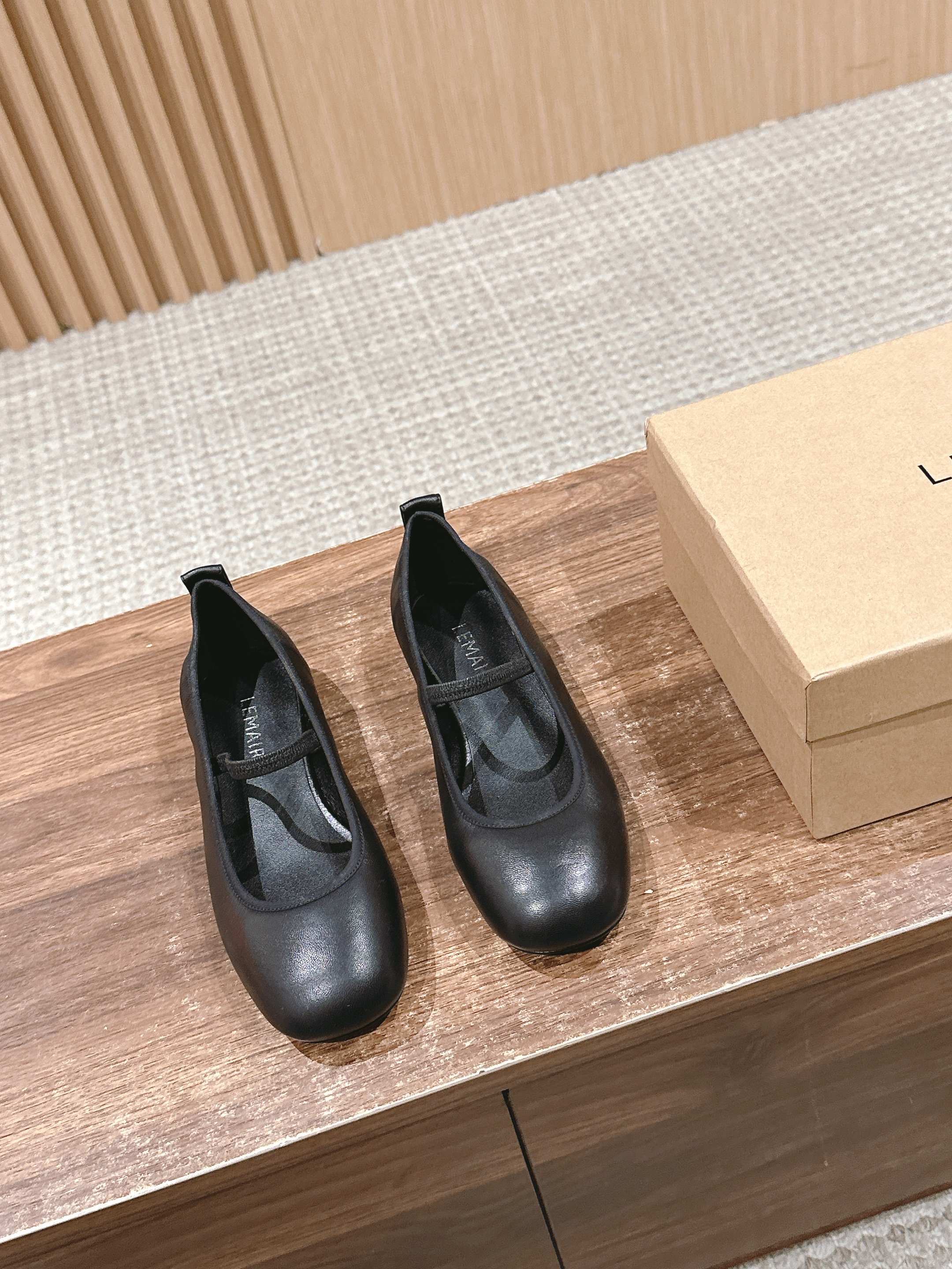 NO:174537,/ Lemaire's beautiful ballet shoes. It's really comfortable to wear. Low-key, simple and high-end. Random and lazy. Chicken yellow is also good-looking. Flat lambskin Mary Jane. Super comfortable. Lemaire from Paris, France. Designer brand. Women's shoes. Black lambskin. Leather heel. Full of grade. Anti-slip sole design. Divide the skin into pieces, with a looming charm. The addition of elastic elements injects more rebellion and strength into the exquisite shoe body, showing a slim but never weak posture. Imported sheepskin material. Imported leather sole. Size35-39 (40 customization, no return or exchange), ballet shoes, mary jane, sheepskin, Leather soles19860909/ 勒迈尔绝美芭蕾舞鞋 上脚真的超级舒适 低调简约又不失高级 随意慵懒 小鸡黄色也好看 平底 小羊皮 玛丽珍 超舒服 Lemaire 来自法国巴黎 设计师品牌 女鞋 黑色 小羊皮 真皮包跟 档次满满 防滑大底设计 将肌肤分割成块面,有着若隐若现的魅力. 弹力 元素的加入为精致的鞋体注入更多反叛和力量,展现出纤薄但绝不柔弱的姿态.进口羊皮材质 进口真皮大底 Size35-39（40定制不退换）,芭蕾舞鞋,mary jane,sheepskin,Leather soles,Women's Shoes