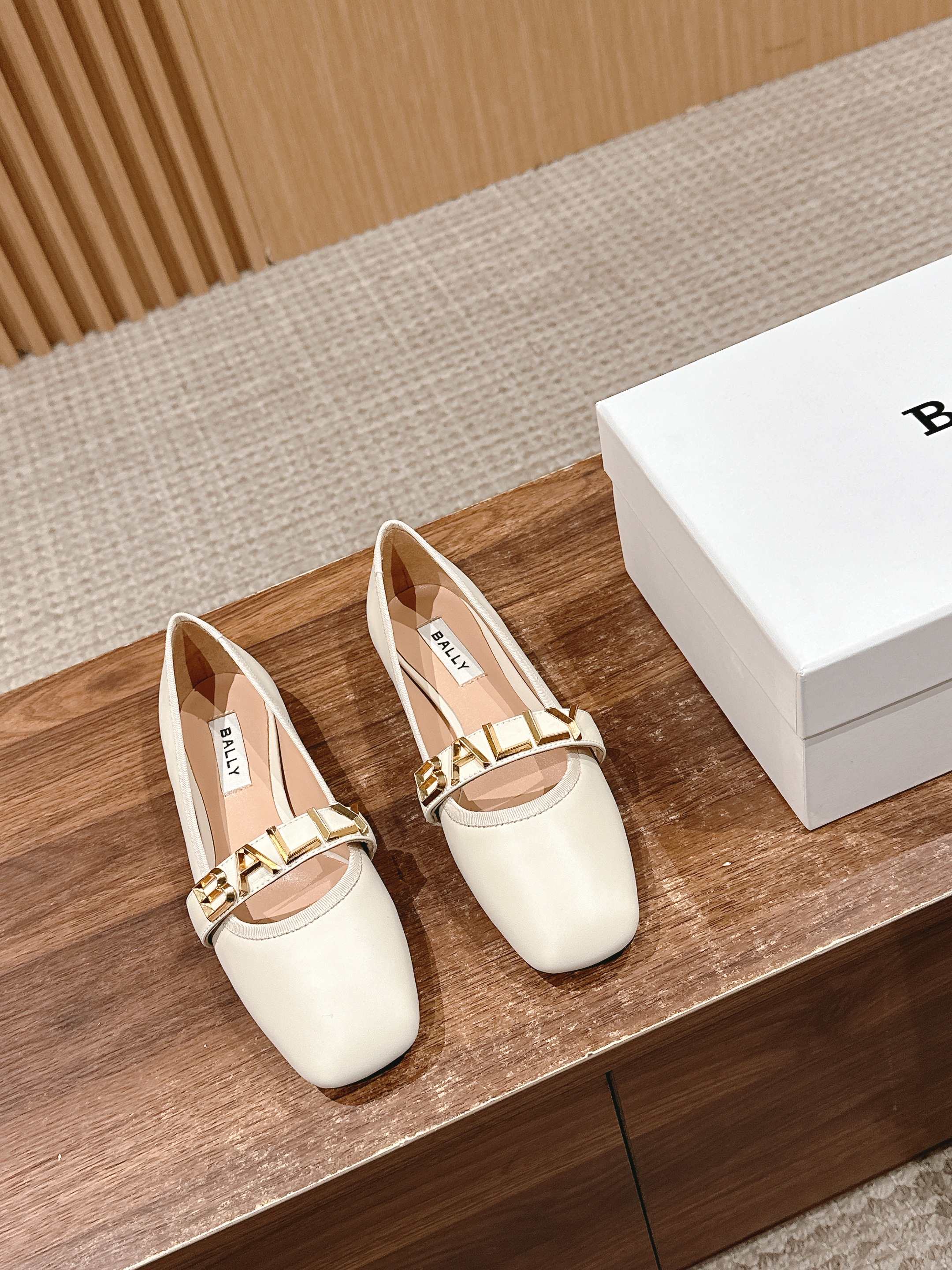 NO:174504,【官网】#Bali spring and summer new style, fashionable thick heel flat-soled Malizhen logo letter single shoes, catwalk ballet shoes. The style is novel and unique, with a square head design. It is equipped with Bally letter buckle design to highlight the brand logo. The upper is soft and comfortable with mixed-bred sheepskin, and the flat and thick heel design allows you to choose anyway!  Imported mixed-bred sheepskin fabric, inner foot pad water dyed sheepskin, soft and delicate Italian leather large soles, high flat bottom /5cm, size 35-40 (40 custom made without return and exchange), Mary Jane, bally, mary jane, sheepskin, Leather soles19860909【莞产】#巴利春夏新款,时尚粗跟平底马丽珍logo 字母单鞋,走秀款芭蕾舞鞋 款式新颖别致,采用方形头型设计 配以Bally 字母扣搭设计突出品牌标识,鞋面采用混子混种羊皮柔软舒适,平底和粗跟的设计,让你任意选择！ 面料进口混种羊皮 内里垫脚水染羊皮,柔软细腻 意大利真皮大底 跟高平底 /5cm 码数35-40（40定制不退换）,玛丽珍,bally,mary jane,sheepskin,Leather soles,Women's Shoes