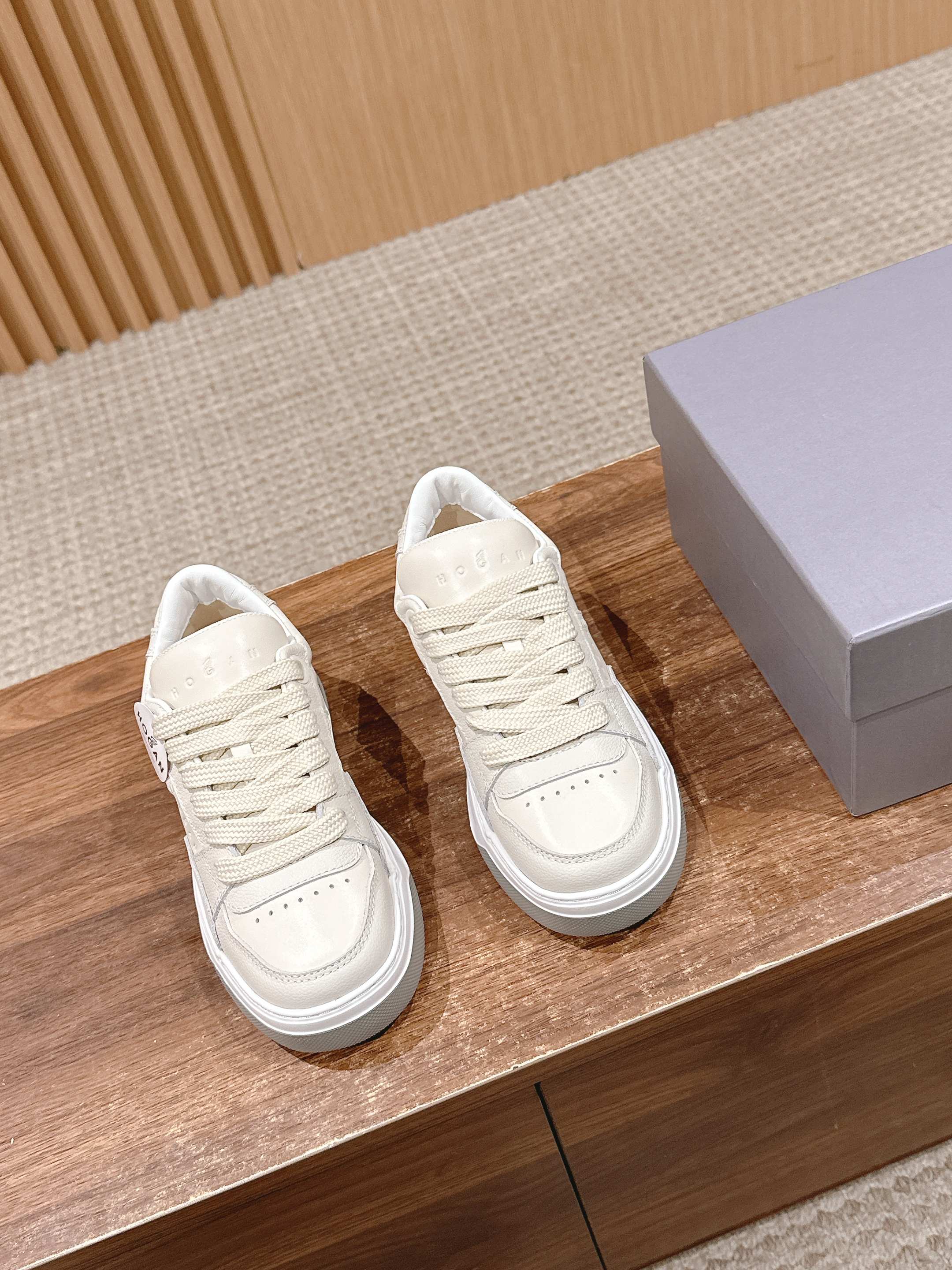 NO:174511,Men's # series Hauge couple's small fat slung thick-soled sports and casual shoes combine street style and Hogan fashion concepts. The shoe style is unique and handsome, incorporates skateboarding elements, and the filling design is soft and comfortable. Napa leather is paired with smooth leather upper, lightweight outsole has anti-slip marks with different textures, and the heel is embellished with three-dimensional Hogan logo, memory foam insole cushioning and comfortable, gently wraps the feet. The top layer of cowhide breathable net Size35-45 (45 custom made without return and exchange), casual shoes/sports shoes, sneakers, cowhide19860909男 #系列 豪格情侣款小胖丁厚底运动休闲鞋糅合街头风和 Hogan 时尚理念,鞋型个性帅气,融入滑板运动元素,填充设计柔软舒适.纳帕皮革拼光滑皮革鞋面,轻便外底设有不同纹理的防滑痕,后跟点缀立体感 Hogan 标识,记忆泡沫内底缓震舒适,轻柔包裹双脚 头层牛皮 透气网里 Size35-45（45定做不退换）,休闲鞋/运动鞋,sneakers,cowhide,Women's Shoes