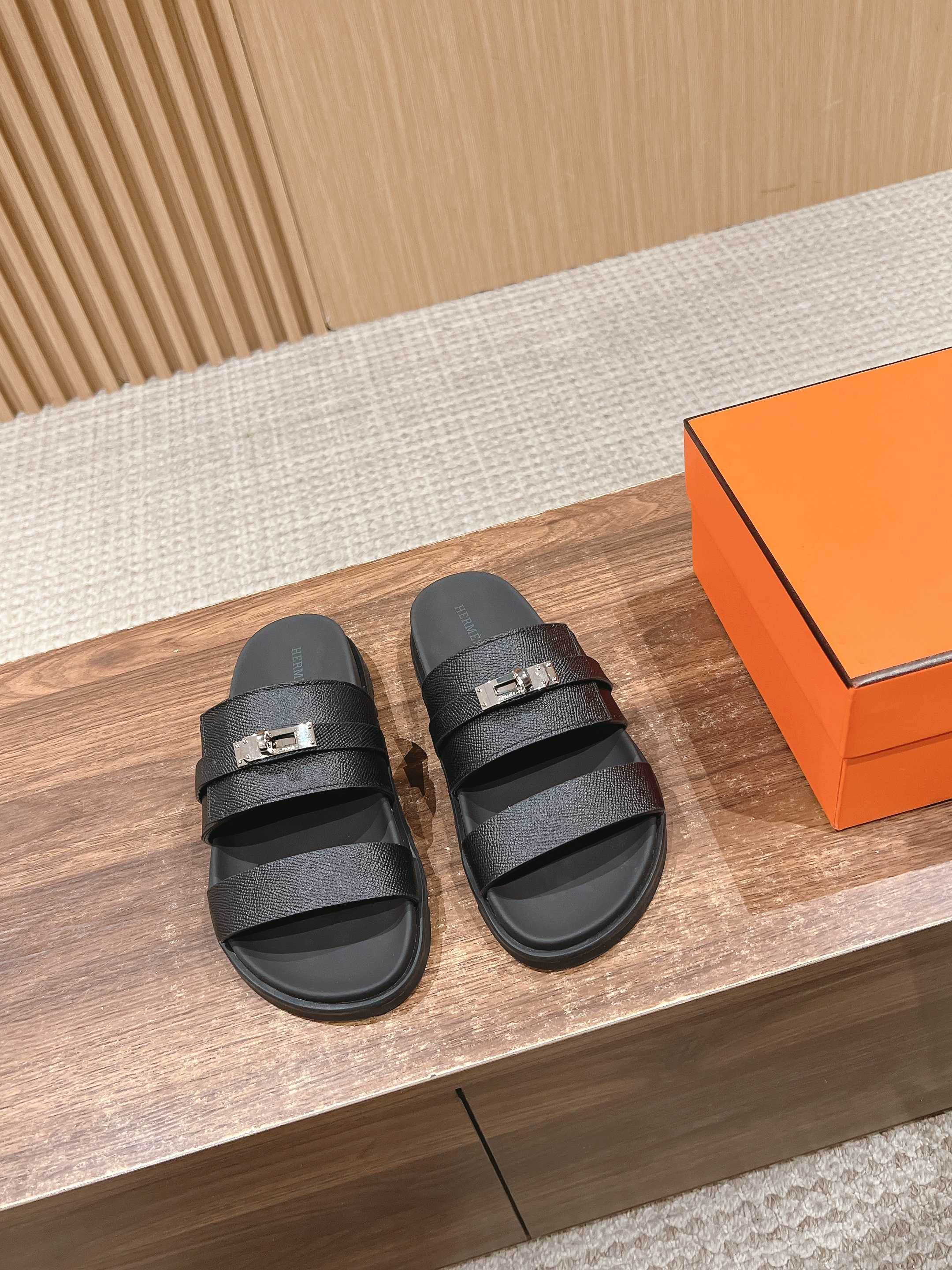 NO:252971,Men #Hermes new couple second uncle slippers. The must-have H-drag that is a must-have every year has also added a new color this year, which is so beautiful that it is indescribable. The perfect sense of wearing is a classic must-have, and all kinds of styles are held!  Imported custom all goatskin and goatskin material Sheepskin footbed Size women 35-41 men 39-46, slippers, hermes, slippers, sheepskin, sheep19860909男 #爱马仕新款情侣二舅拖鞋 每年必备的H拖今年还加了新色,美到无法言喻 绝好的穿着舒适感可是经典必备,各种风格搭配都Hold的住！ 进口定制全山羊皮和羊京面材质 羊皮垫脚 Size女35-41 男39-46,拖鞋,hermes,slippers,sheepskin,sheep,Women's Shoes
