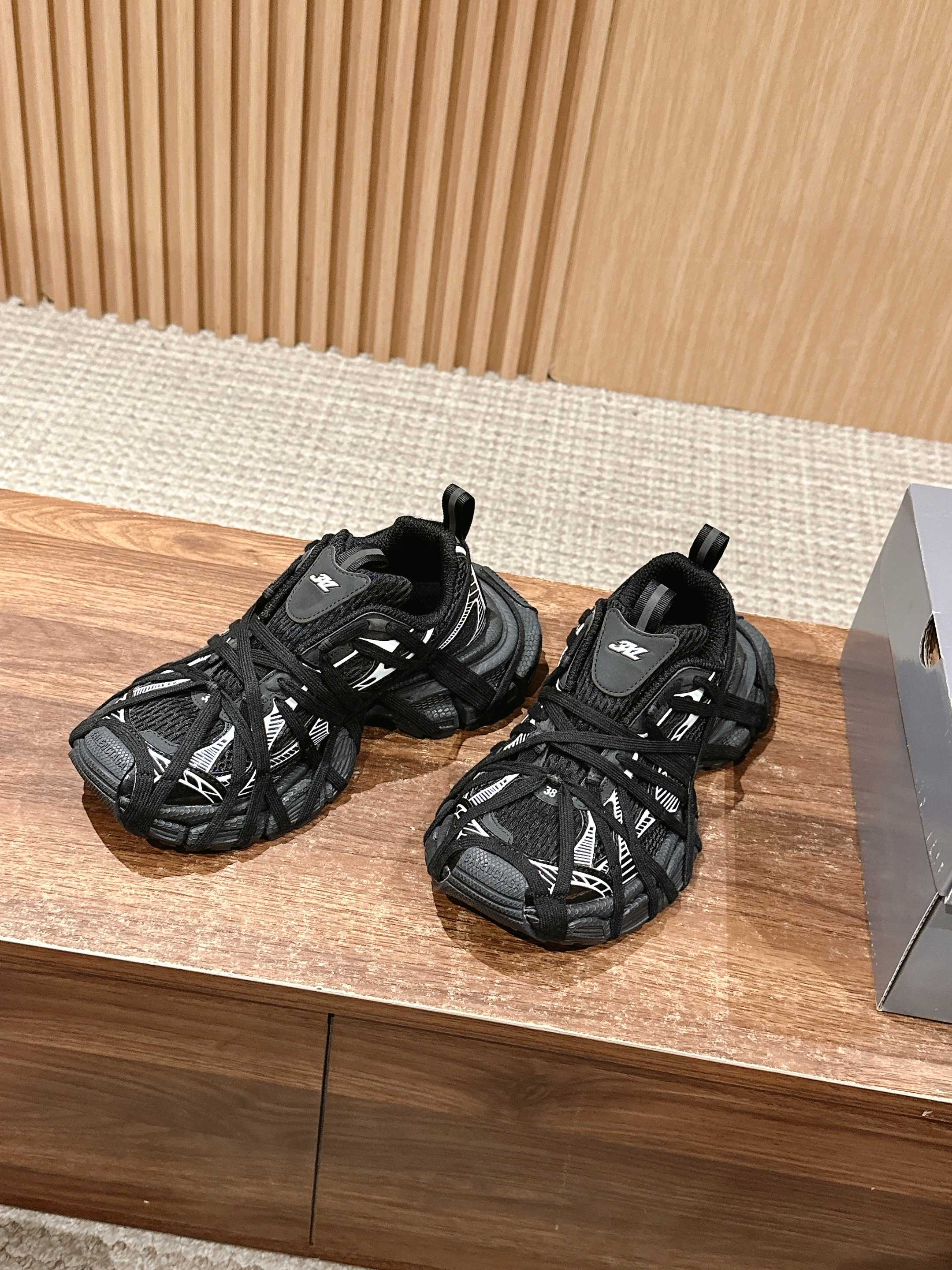 Balenciaga 3XL Extreme Lace Shoes: Comfortable and Secure Fit for All Sizes - 图片 2