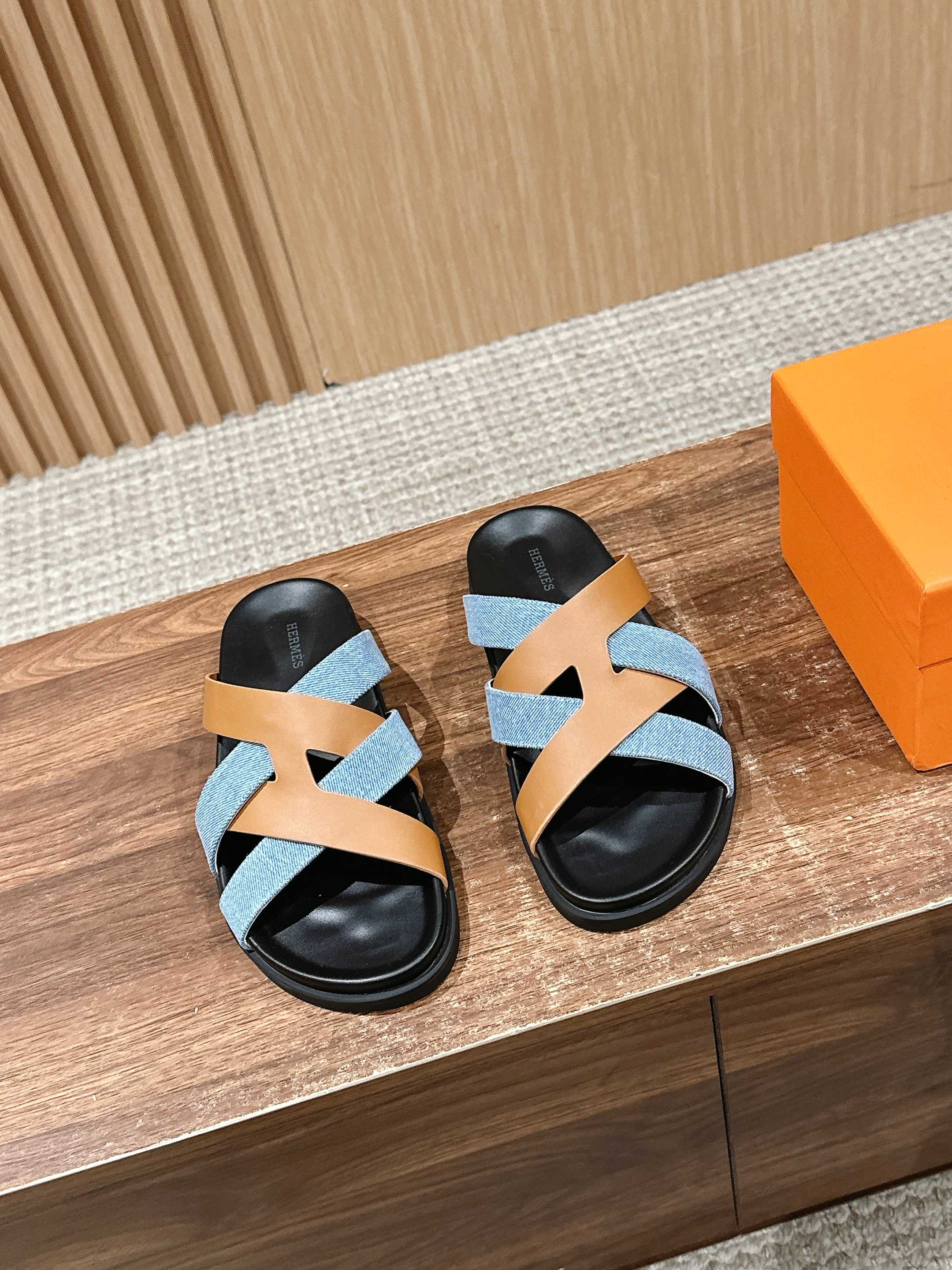 NO:259234,#Men's Size [Photo Edition]# Hermes classic second uncle slippers, you must call wildly. The classic color scheme is so good. The splicing of different colors and materials can easily interpret the fashionable look Size39-44 (38/45/46 custom-made, no return or exchange), slippers, hermes, slippers19860909#限男码【跑量版】# 爱马仕经典款二舅拖鞋,必须疯狂打call 经典配色也太好看了吧 不同颜色和材质的拼接撞色,轻松演绎时髦精look Size39-44（38/45/46定做不退换）,拖鞋,hermes,slippers,Women's Shoes