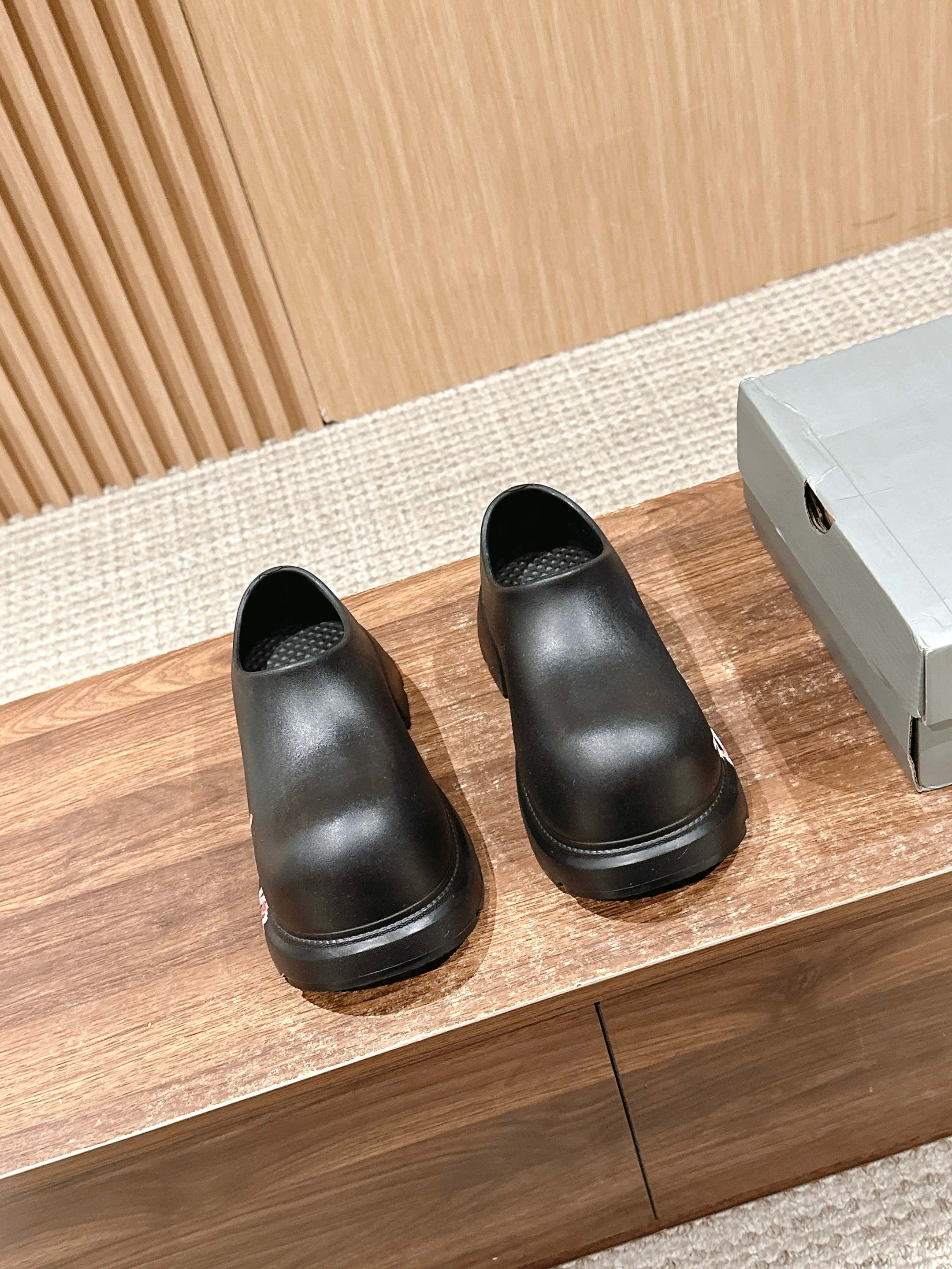 NO:259214,/# Balenciaga new graffiti style thick-soled chef shoes. The new soft, sweet graffiti chef shoes. The overall shoe shape is a bit exaggerated, and it feels very similar to Dave's shoes in Plants vs. Zombies, or the Zombie Doctor Machine Monster, all of which are very similar!  Super thick sole heightened!  It’s good to have a small person who has closed his eyes, his feet are round and he really doesn’t feel too comfortable~ The inner foot pad is super soft!  You don’t have to worry about being tired if you go wild!  Material IP foam combination Shoe size 35-39/40 customized non-return and exchange, sandals, balenciaga, sandals19860909/# 巴黎世家新款涂鸦款厚底厨师鞋 新款软糯香甜的涂鸦款厨师鞋,整体鞋型有一点夸大,感觉很像植物大战僵尸里戴夫的鞋子,或者是僵尸博士机器怪的,都很像！超厚底增高！小个子闭眼入好嘛,上脚圆滚滚,糯叽叽真的不要太舒服～内里垫脚超级柔软！暴走也不怕累哦！材质ip发泡组合 鞋码35-39/40定制不退换,凉鞋,balenciaga,sandals,Women's Shoes